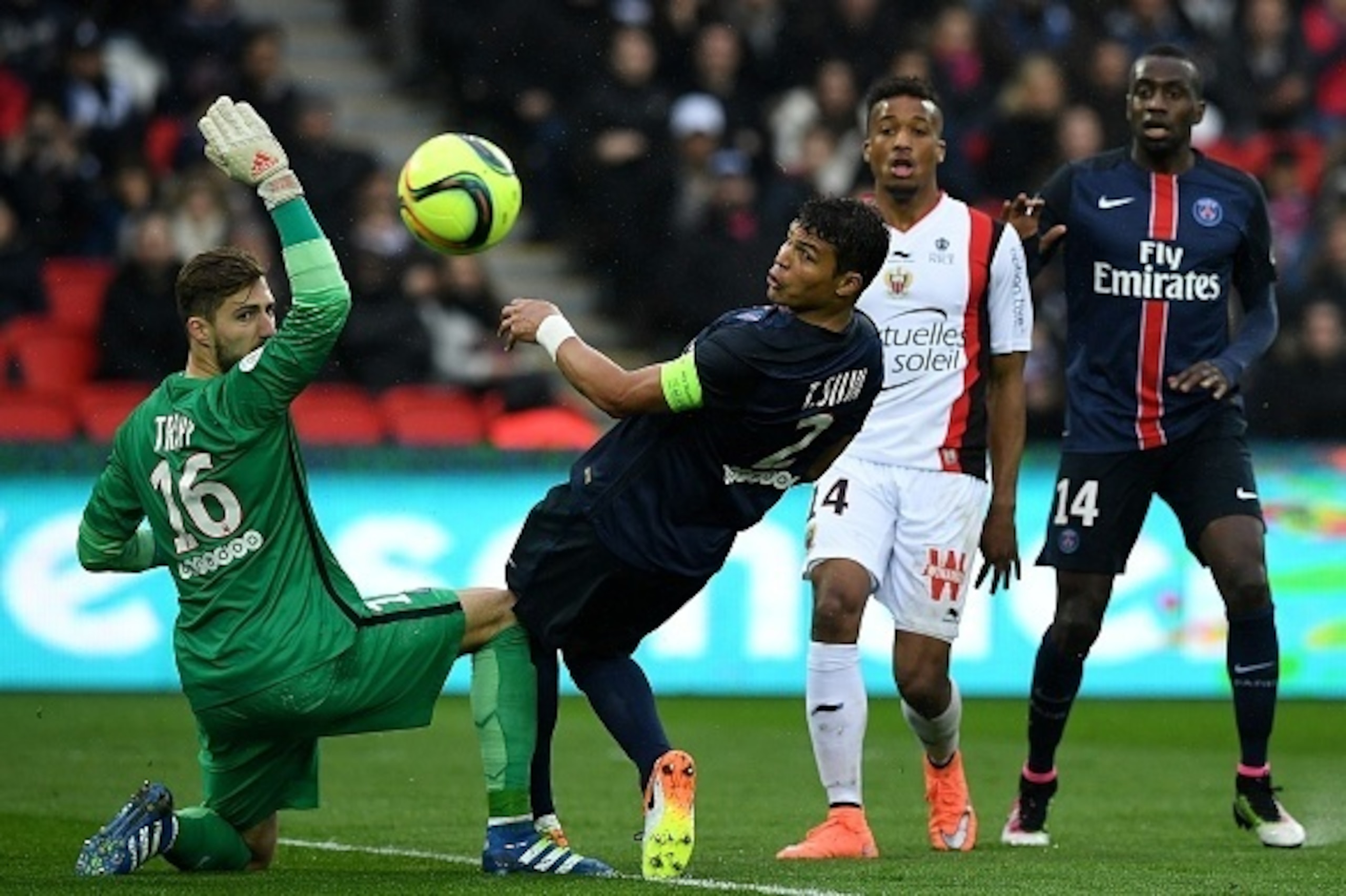 Paris Saint-Germain's Brazilian defender Thiago Silva (C) and Paris Saint-Germain's German goalkeeper Kevin Trapp (L) eye the ball during the French L1 football match between Paris Saint-Germain and Nice at the Parc des Princes stadium in Paris on April 2