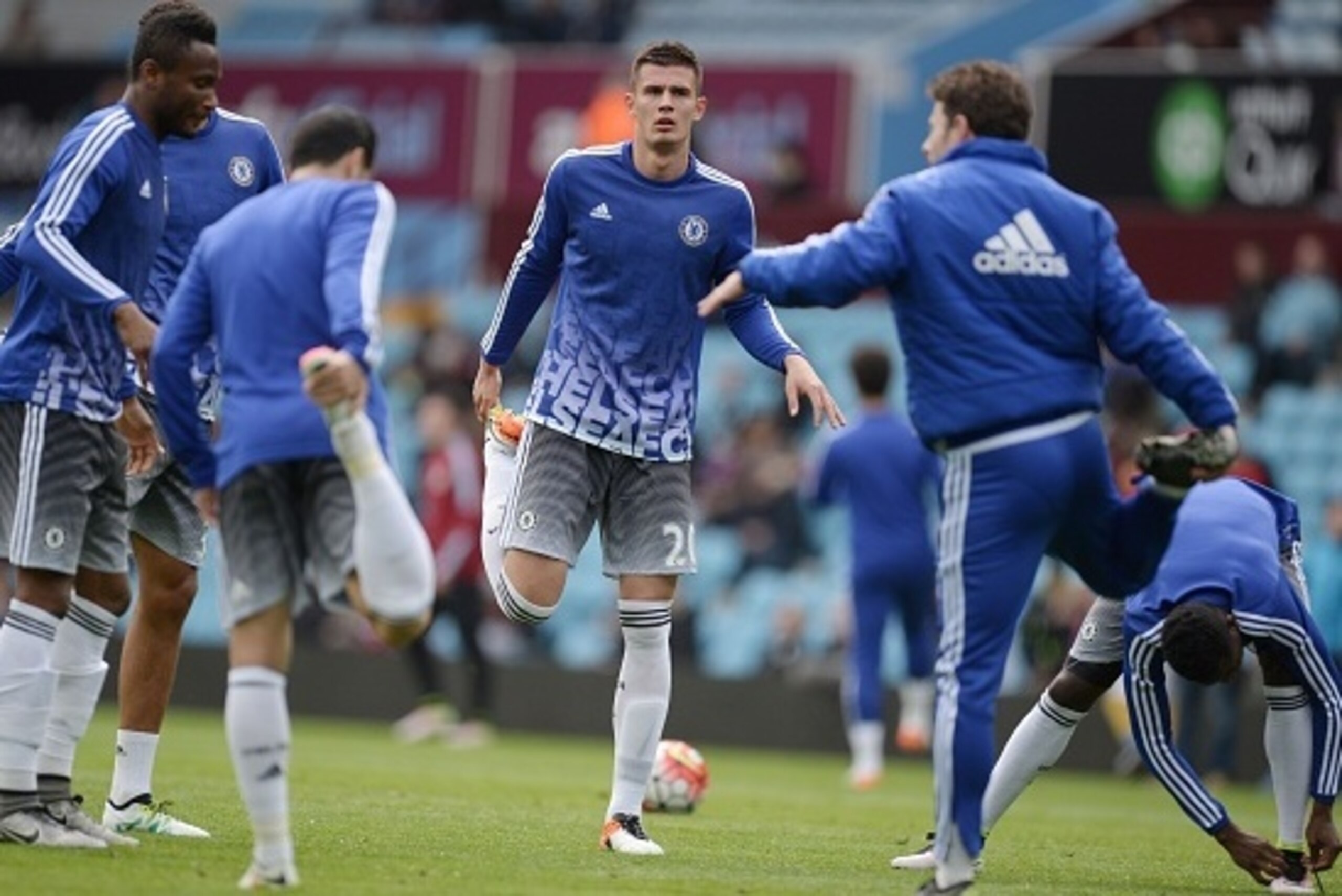 Chelsea's US defender Matt Miazga (C) warms up before the English Premier League football match between Aston Villa and Chelsea at Villa Park in Birmingham, central England on April 2, 2016. / AFP / OLI SCARFF / RESTRICTED TO EDITORIAL USE. No use with un