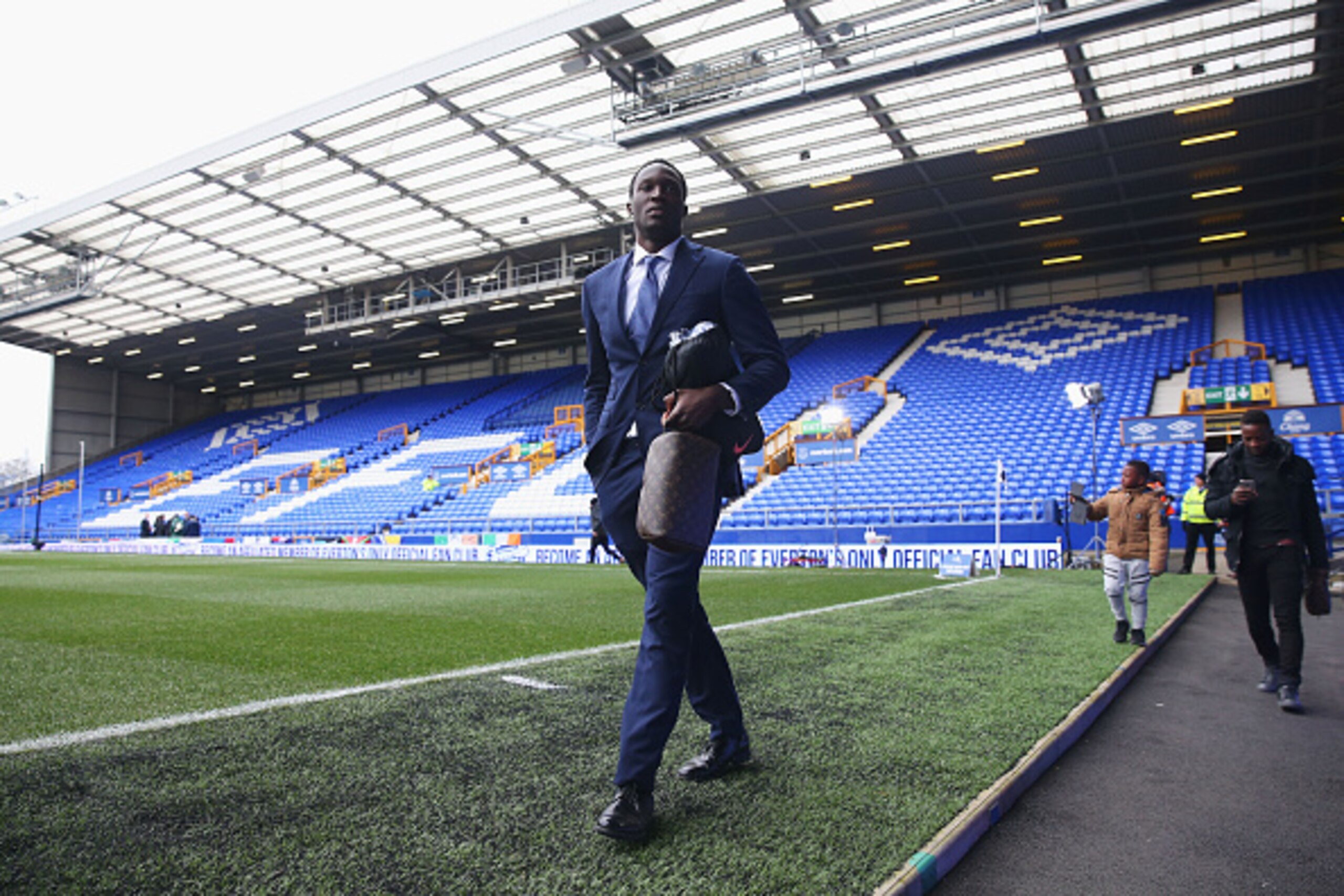 LIVERPOOL, ENGLAND - MARCH 19:  Romelu Lukaku of Everton arrives prior to the Barclays Premier League match between Everton and Arsenal at Goodison Park on March 19, 2016 in Liverpool, England.  (Photo by Chris Brunskill/Getty Images)