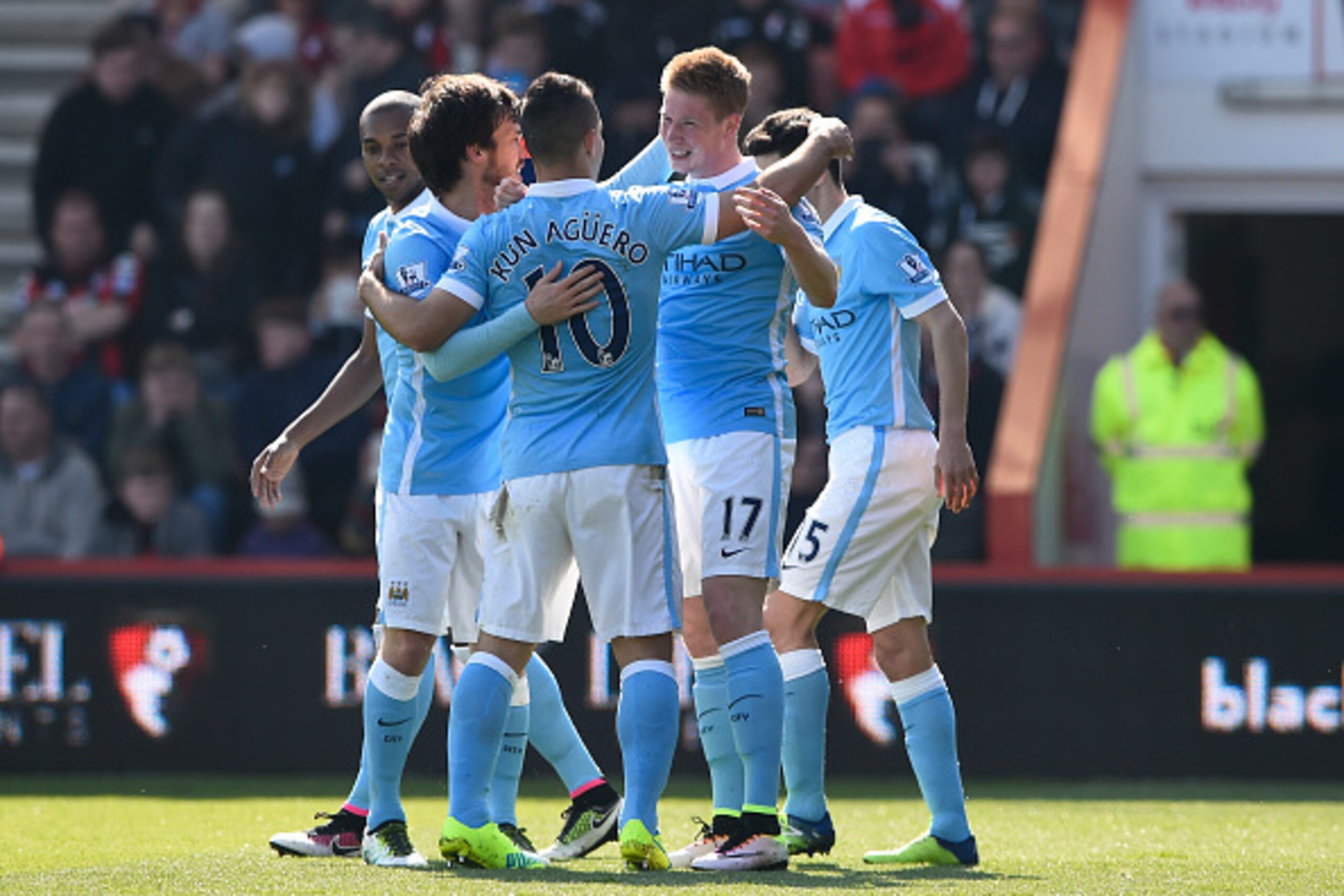BOURNEMOUTH, ENGLAND - APRIL 02:  Kevin de Bruyne (2nd R) of Manchester City celebrates scoring his team's second goal with his team mates during the Barclays Premier League match between A.F.C. Bournemouth and Manchester City at Vitality Stadium on April