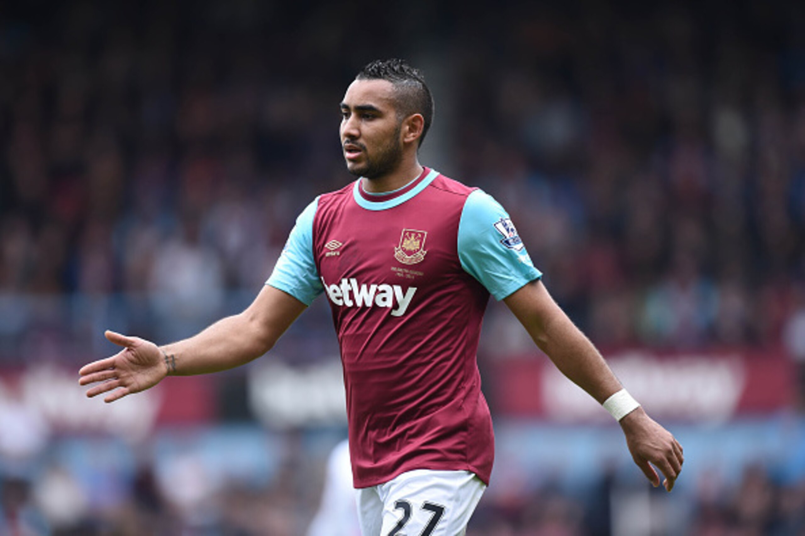 West Ham United's French midfielder Dimitri Payet gestures during the English Premier League football match between West Ham United and Crystal Palace at The Boleyn Ground in Upton Park, in east London on April 2, 2016. / AFP / OLLY GREENWOOD / RESTRICTED