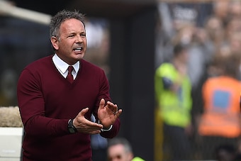 BERGAMO, ITALY - APRIL 03:  AC Milan head coach Sinisa Mihajlovic shouts to his players during the Serie A match between Atalanta BC and AC Milan at Stadio Atleti Azzurri d'Italia on April 3, 2016 in Bergamo, Italy.  (Photo by Valerio Pennicino/Getty Imag