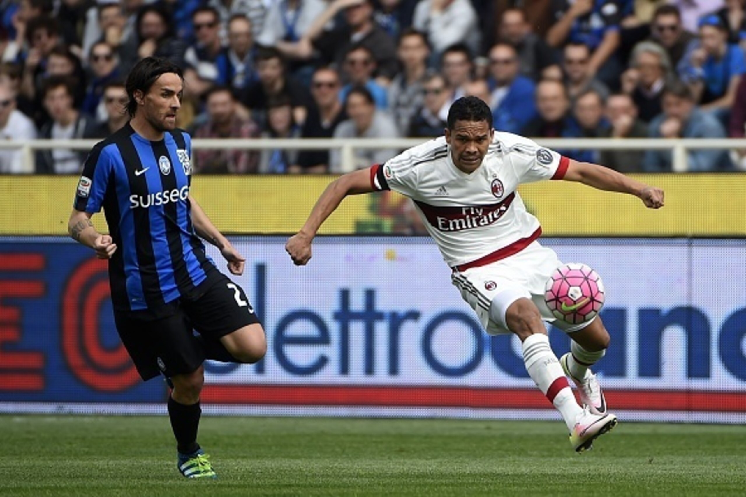 Atalanta's midfielder from Italy Luca Cigarini (L) fights for the ball with AC Milan's forward from Colombia Carlos Bacca during the Italian Serie A football match Atalanta vs AC Milanon on April 3, 2016 at the Stadium azzuri in Bergamo. / AFP / OLIVIER M