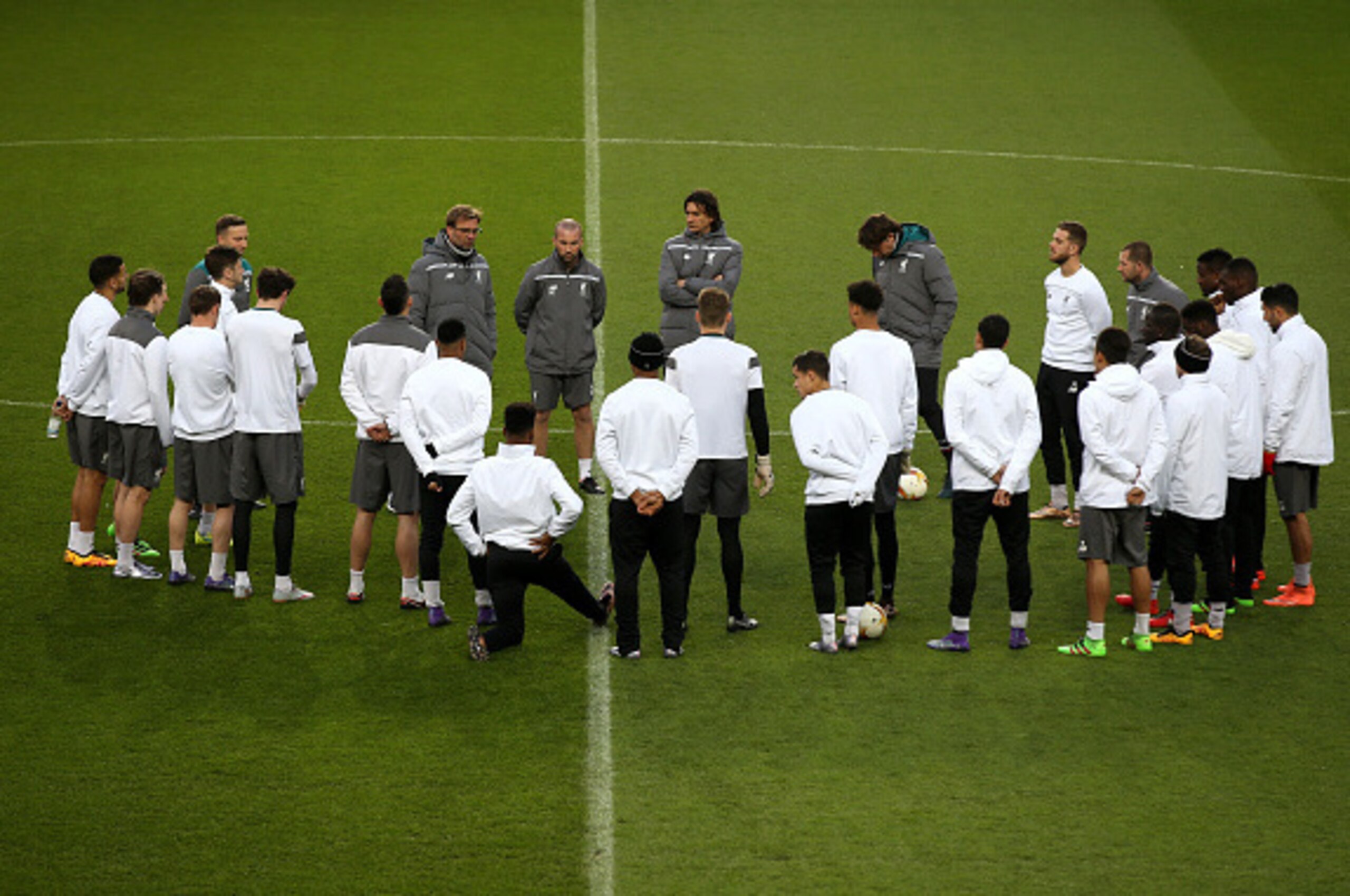 MANCHESTER, ENGLAND - MARCH 16:  Jurgen Klopp, Manager of Liverpool talks to his players during a training session ahead of the UEFA Europa League round of 16 second leg match between Manchester United and Liverpool at Old Trafford on March 16, 2016 in Ma
