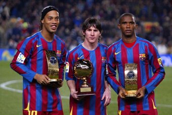Barcelona, SPAIN:  FC Barcelona's Brazilian Ronaldinho(L) Samuel Eto'o (R) of Cameroon  hold the trophies of FIFA World Player of the Year and Argentinian Leo Messi with his Golden Boy trophy   before the Spanish League football match against Celta at the