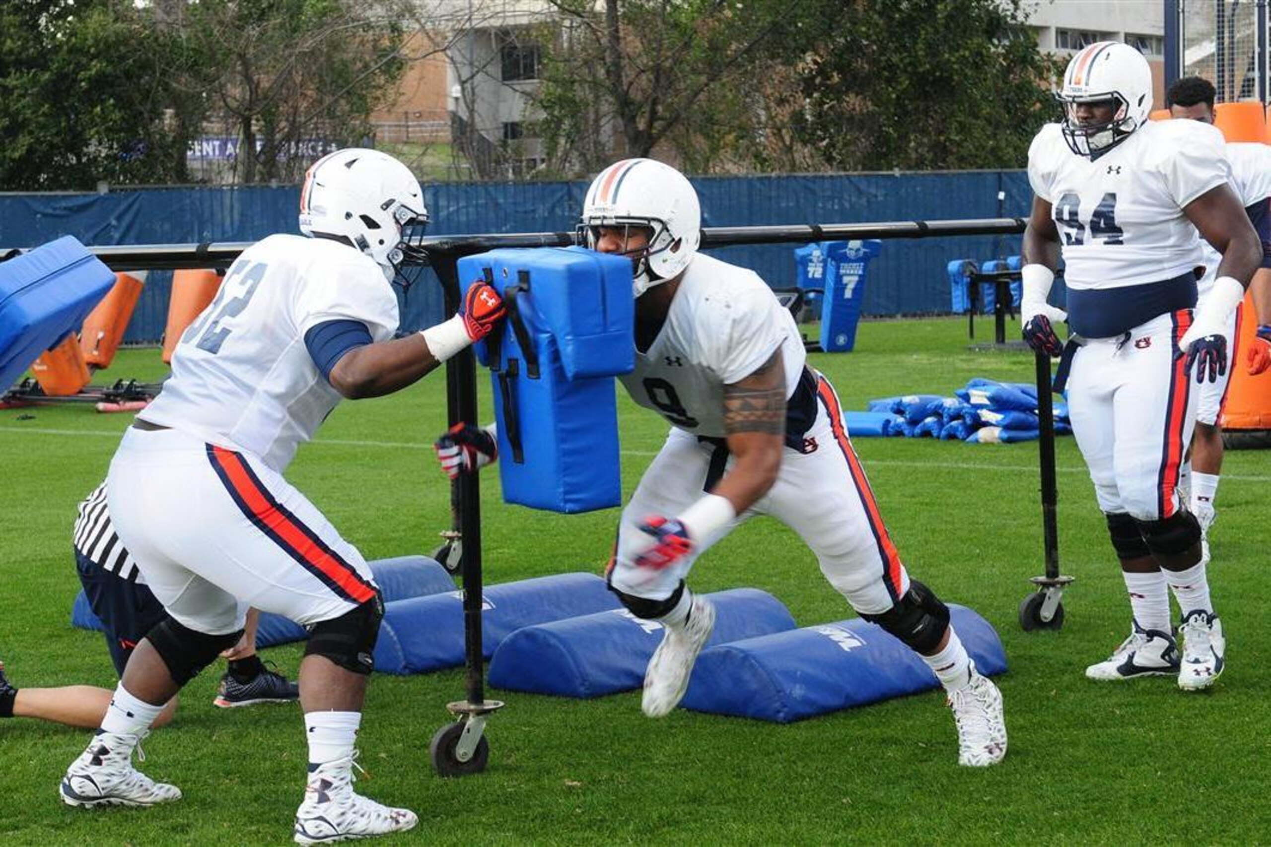 Auburn DE Byron Cowart (center)