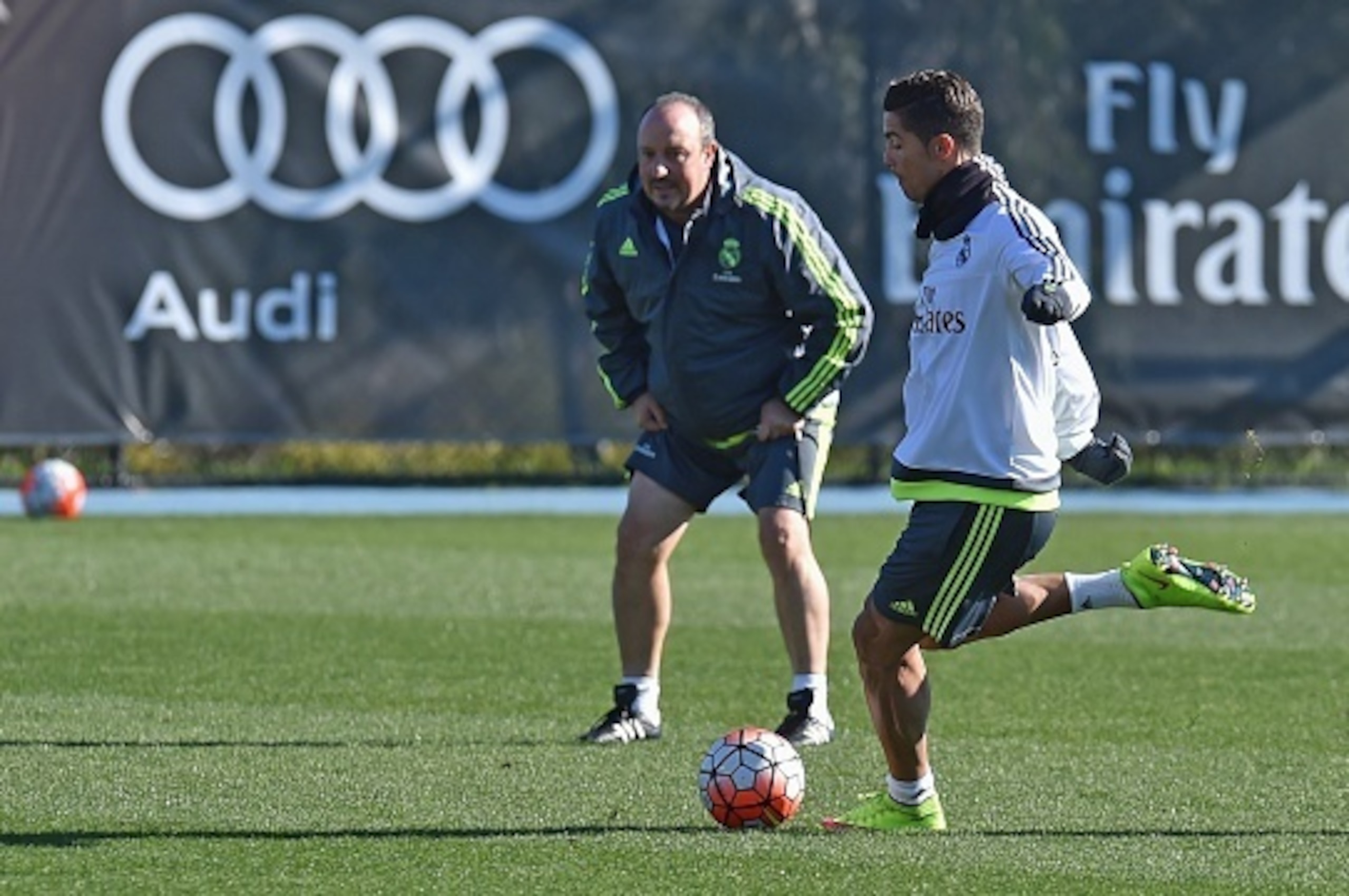 Real Madrid's coach Rafa Benitez (L) watches forward Cristiano Ronaldo (R) during a team training session during the International Champions Cup tournament in Melbourne on July 20, 2015. AFP PHOTO / Paul CROCK -- IMAGE RESTRICTED TO EDITORIAL USE - STRICT