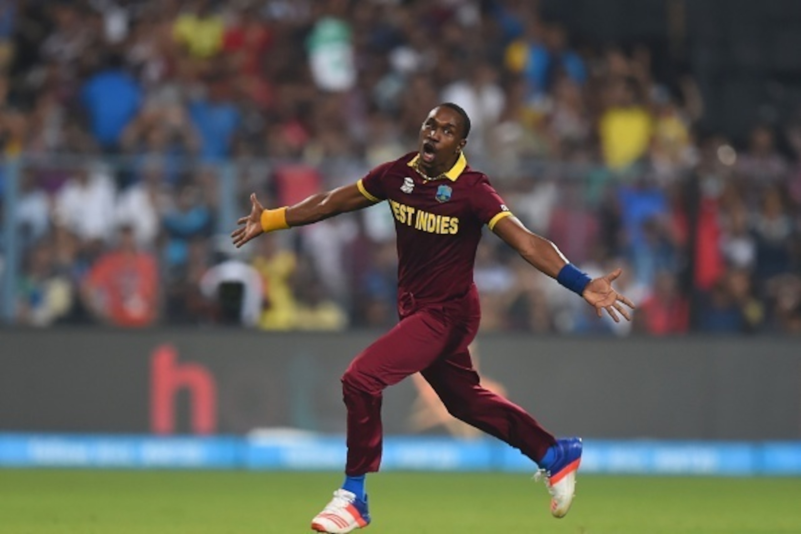 West Indies's Dwayne Bravo celebrates the wicket England's Moeen Ali during the World T20 cricket tournament final match between England and West Indies at The Eden Gardens Cricket Stadium in Kolkata on April 3, 2016. / AFP / DIBYANGSHU SARKAR (P West Indies's Dwayne Bravo celebrates the wicket England's Moeen Ali during the World T20 cricket tournament final match between England and West Indies at The Eden Gardens Cricket Stadium in Kolkata on April 3, 2016. / AFP / DIBYANGSHU SARKAR (P