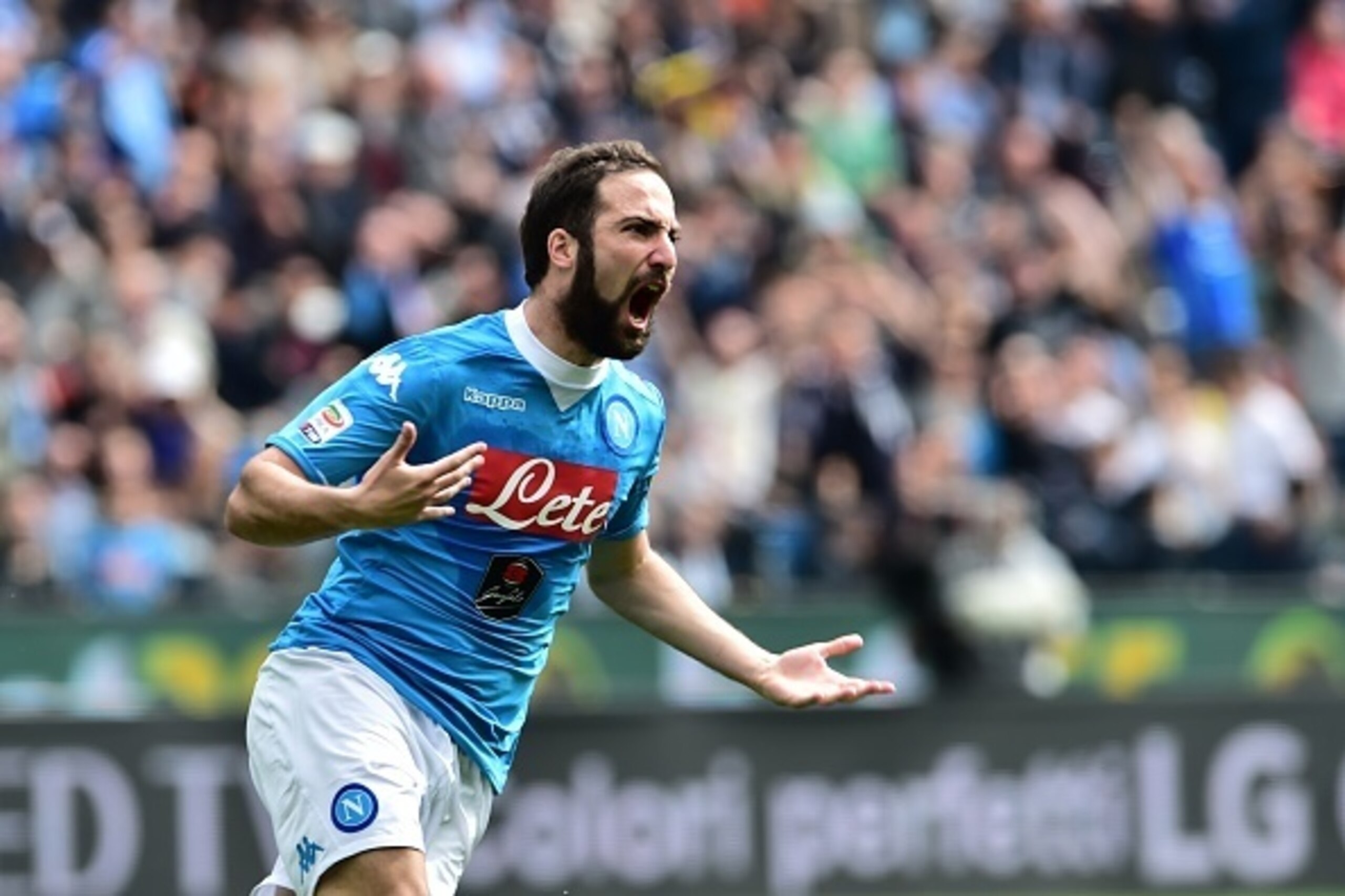 Napoli's forward from Argentina Gonzalo Higuain celebtrates after scoring during the Italian Serie A football match Udinese vs Napoli at Friuli Stadium in Udine on April 3, 2016.   / AFP / GIUSEPPE CACACE        (Photo credit should read GIUSEPPE CACACE/A