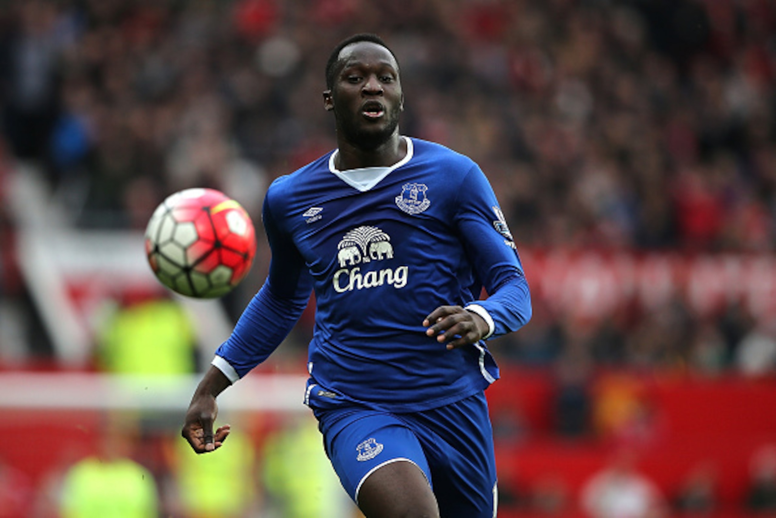 MANCHESTER, ENGLAND - APRIL 03:  Romelu Lukaku of Everton in action during the Barclays Premier League match between Manchester United and Everton at Old Trafford on April 3, 2016 in Manchester, England.  (Photo by Matthew Ashton - AMA/Getty Images)