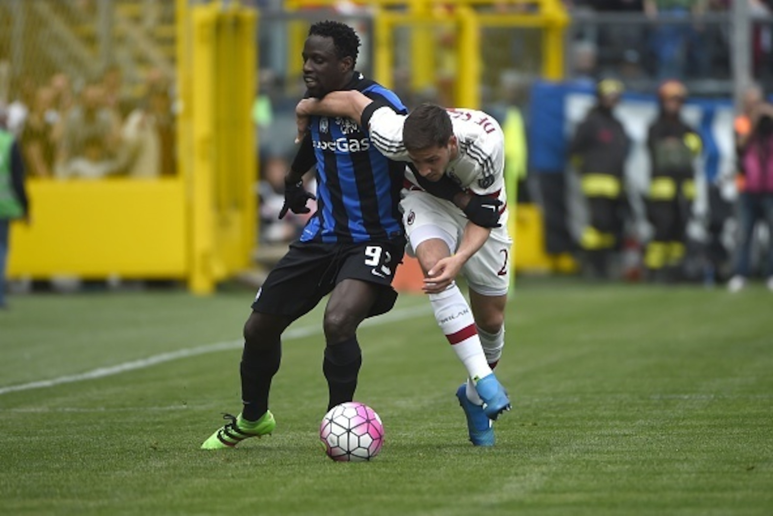 AC Milan's defender from Italy Mattia De Sciglio (R) fights for the ball with Atalanta's defender from Senegal Boukari Drame during the Italian Serie A football match Atalanta vs AC Milanon on April 3, 2016 at the Stadium azzuri in Bergamo. / AFP / OLIVIE