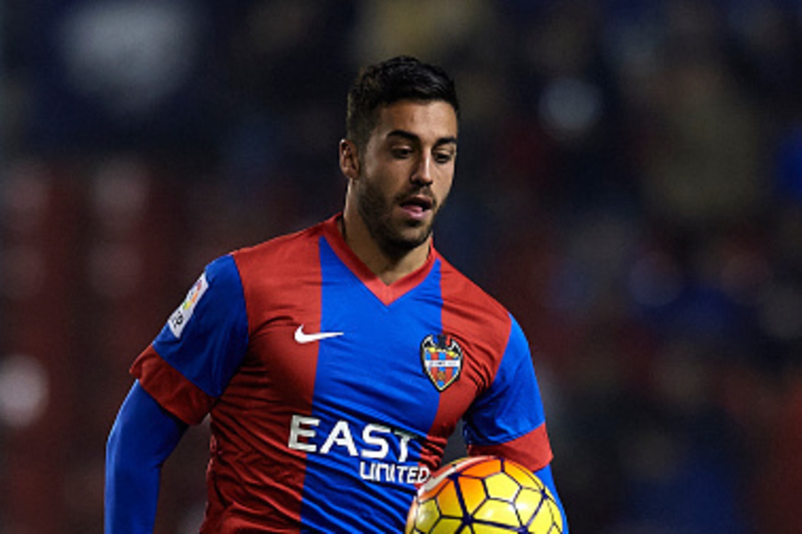 VALENCIA, SPAIN - JANUARY 25: Victor Camarasa of Levante in action during the La Liga match between Levante UD and UD Las Palmas at Ciutat de Valencia Stadium on January 25, 2016 in Valencia, Spain. (Photo by Manuel Queimadelos Alonso/Getty Images) VALENCIA, SPAIN - JANUARY 25: Victor Camarasa of Levante in action during the La Liga match between Levante UD and UD Las Palmas at Ciutat de Valencia Stadium on January 25, 2016 in Valencia, Spain. (Photo by Manuel Queimadelos Alonso/Getty Images)
