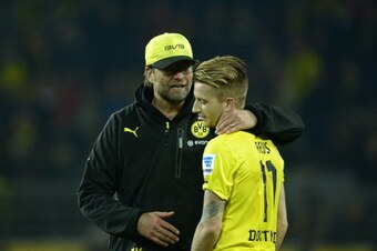 Dortmund's head coach Juergen Klopp consoles Marco Reus (R) after the German first division Bundesliga football match Borussia Dortmund vs FC Schalke 04 in Dortmund, western Germany, on March 25, 2014. AFP PHOTO / SASCHA SCHUERMANN

RESTRICTIONS - DFL RUL