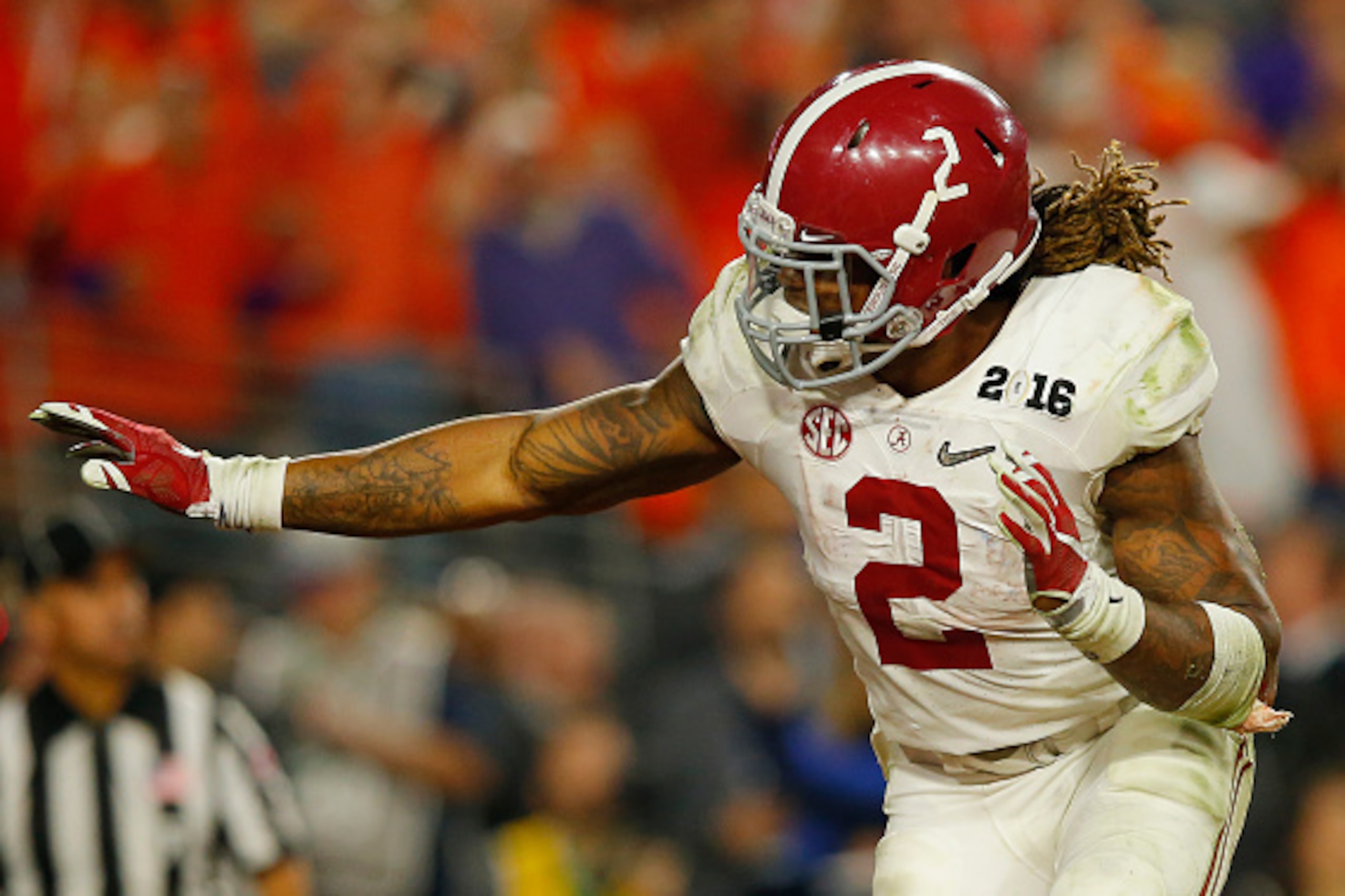 GLENDALE, AZ - JANUARY 11:  Derrick Henry #2 of the Alabama Crimson Tide celebrates after scoring a one yard touchdown in the fourth quarter against the Clemson Tigers during the 2016 College Football Playoff National Championship Game at University of Ph