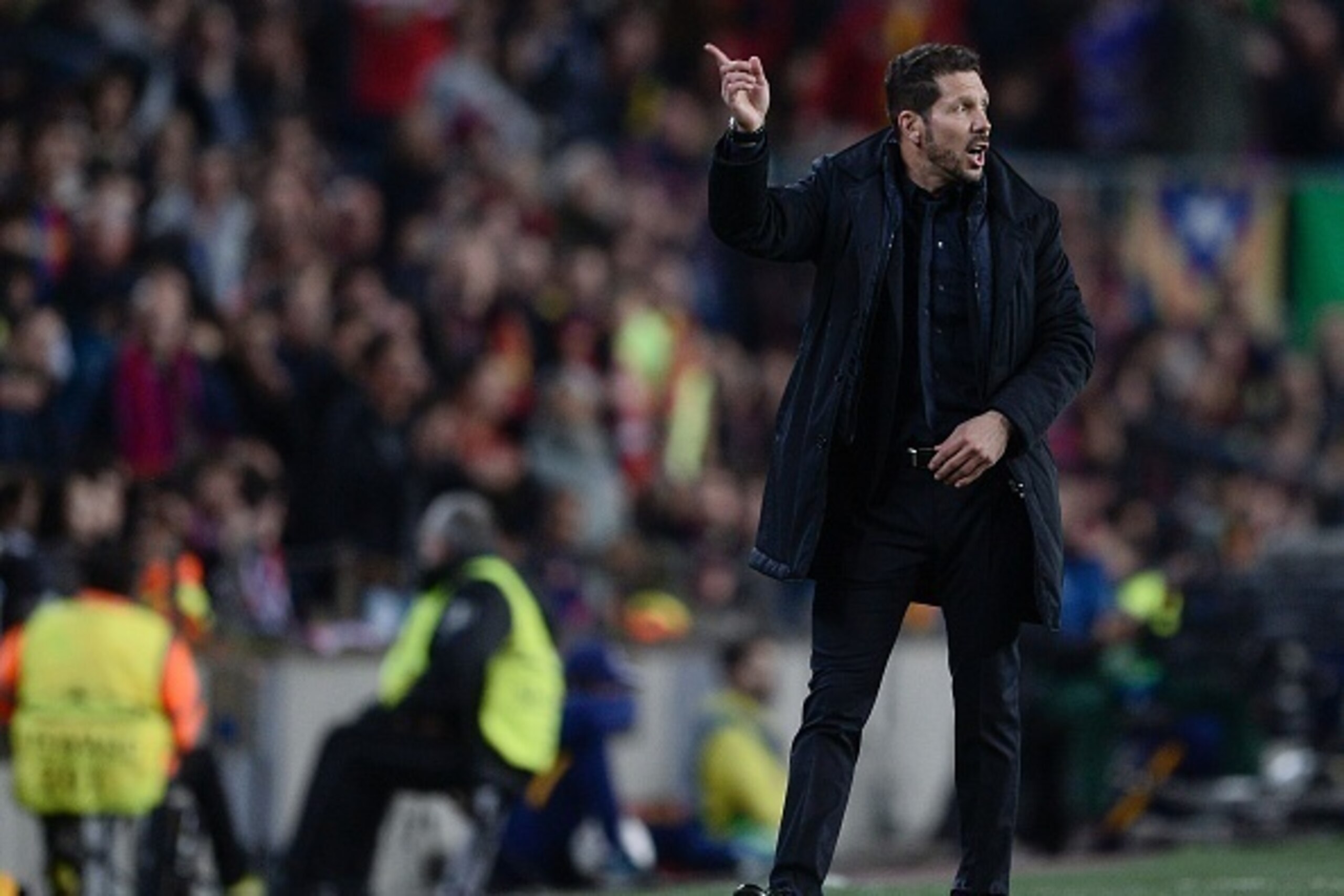 Atletico Madrid's Argentinian coach Diego Simeone (L) gestures during the UEFA Champions League quarter finals first leg football match FC Barcelona vs Atletico de Madrid at the Camp Nou stadium in Barcelona on April 5, 2016. / AFP / JOSEP LAGO        (Ph