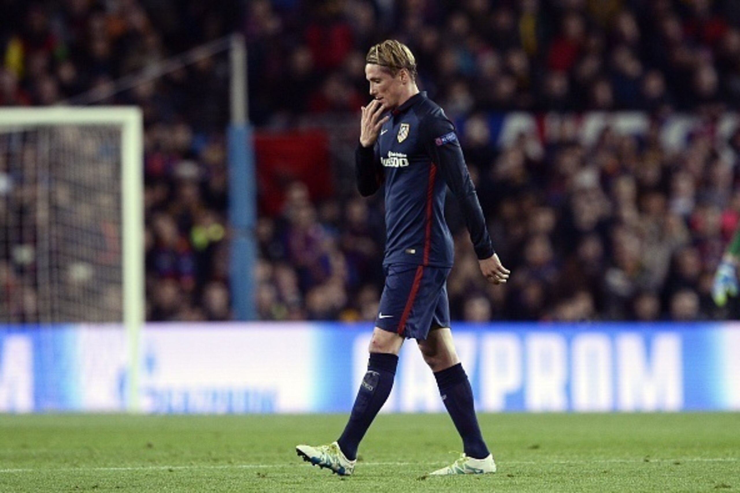 Atletico Madrid's forward Fernando Torres leaves the field after being sent off during the UEFA Champions League quarter finals first leg football match FC Barcelona vs Atletico de Madrid at the Camp Nou stadium in Barcelona on April 5, 2016. / AFP / JOSE