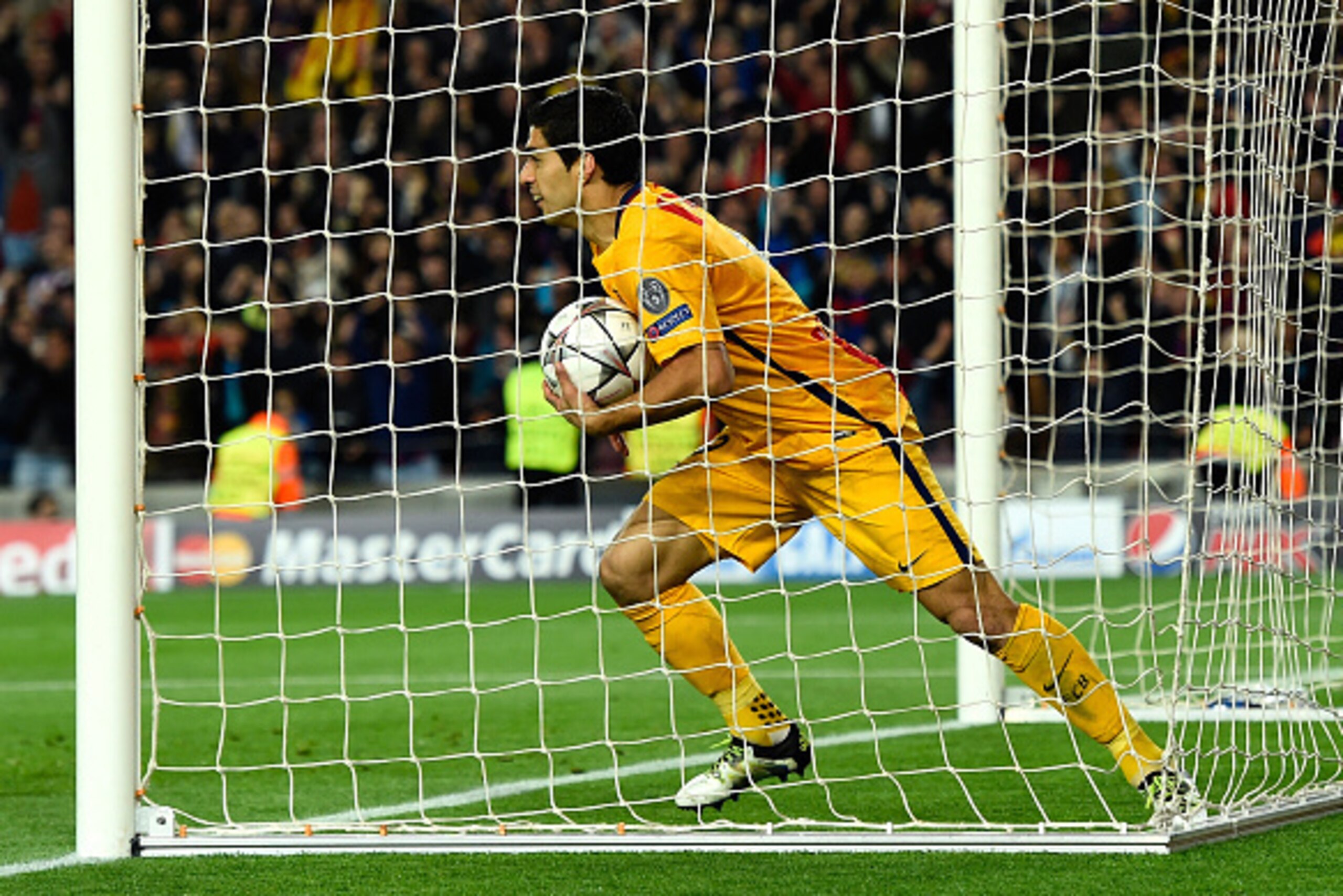 BARCELONA, SPAIN - APRIL 05:  Luis Suarez of Barcelona celebrates as he scores their first and equalising goal during the UEFA Champions League quarter final first leg match between FC Barcelona and Club Atletico de Madrid at Camp Nou on April 5, 2016 in 