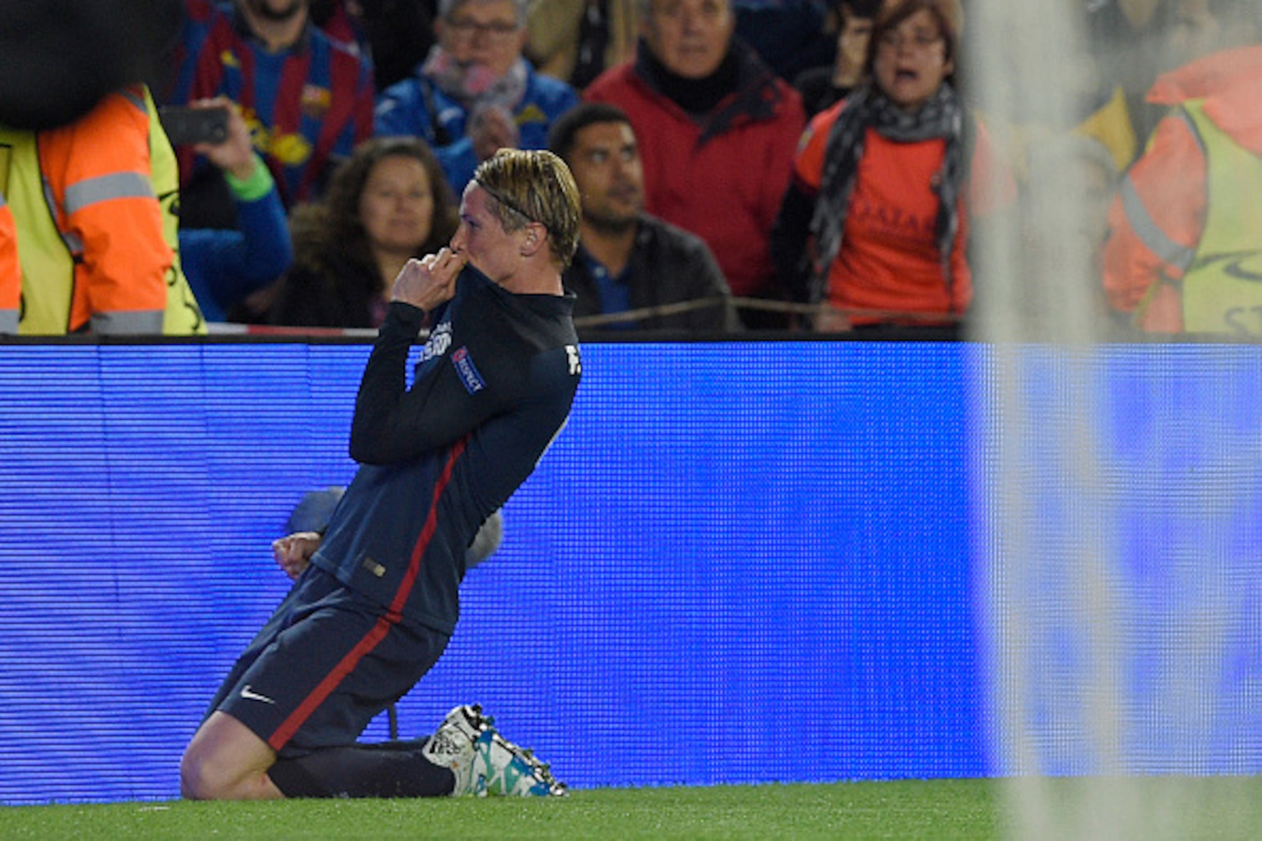 Atletico Madrid's forward Fernando Torres celebrates after scoring during the UEFA Champions League quarter finals first leg football match FC Barcelona vs Atletico de Madrid at the Camp Nou stadium in Barcelona on April 5, 2016. / AFP / LLUIS GENE Atletico Madrid's forward Fernando Torres celebrates after scoring during the UEFA Champions League quarter finals first leg football match FC Barcelona vs Atletico de Madrid at the Camp Nou stadium in Barcelona on April 5, 2016. / AFP / LLUIS GENE