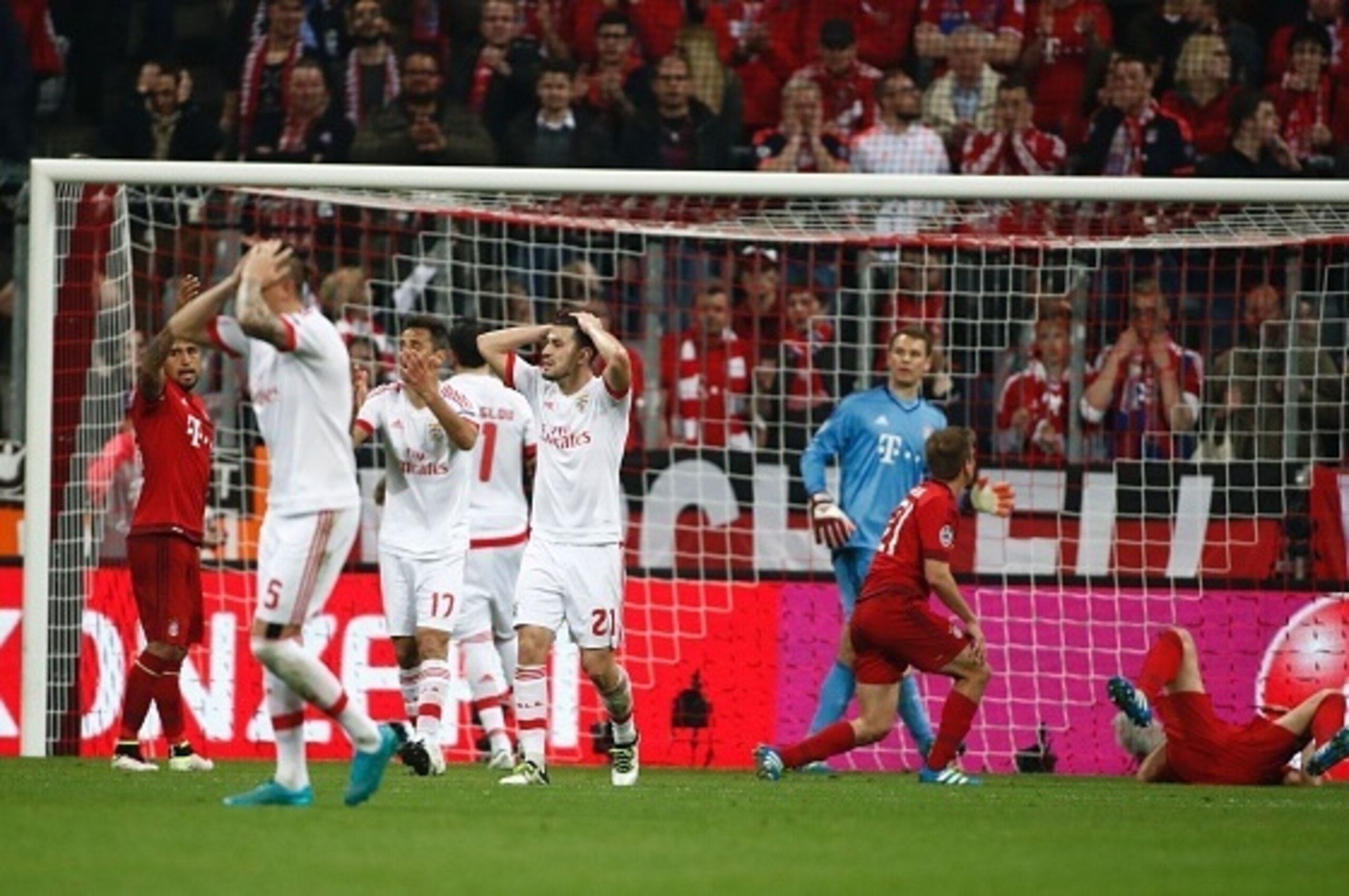 Benfica's players react after a missed chance on goal during the Champions League quarter-final, first-leg football match between Bayern Munich and Benfica Lisbon in Munich, southern Germany, on April 5, 2016. / AFP / ODD ANDERSEN        (Photo credit sho