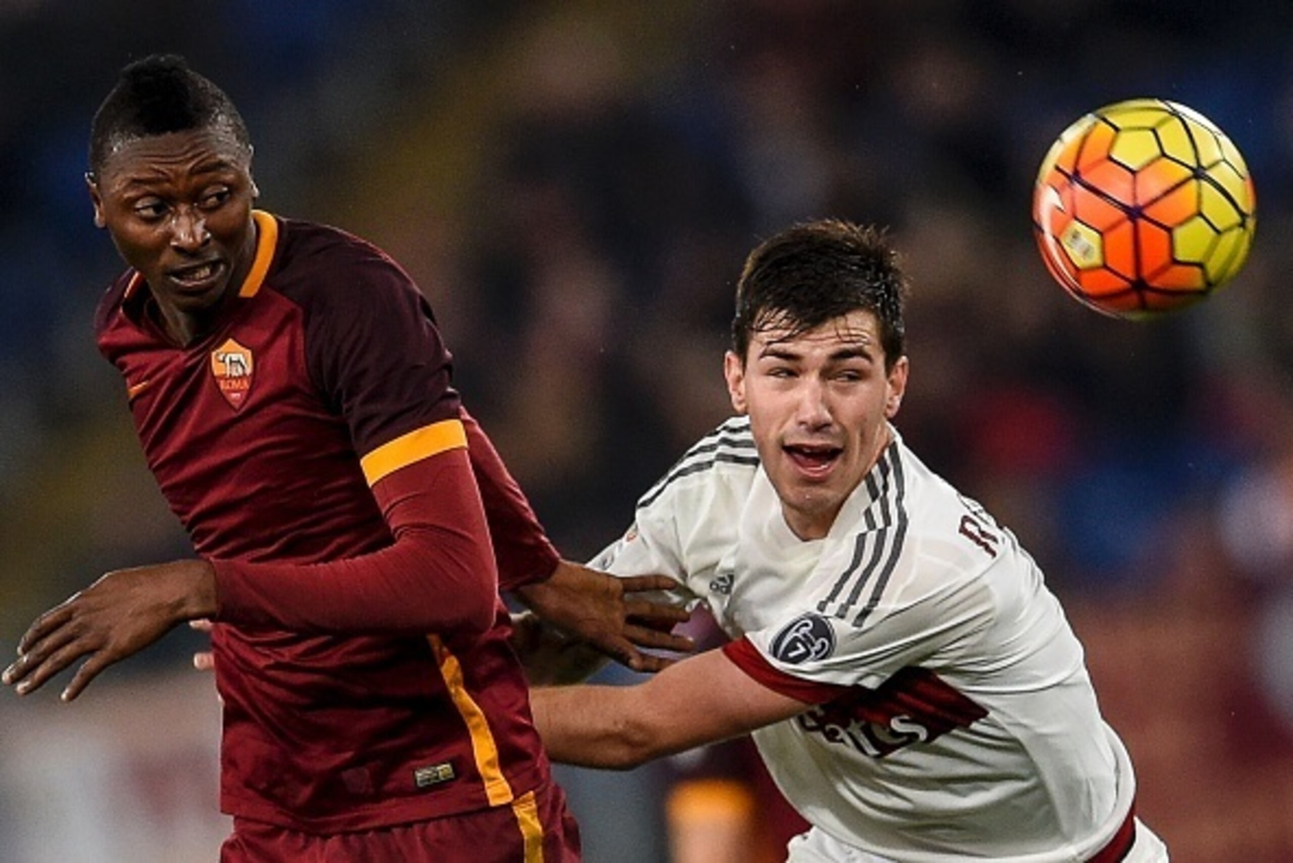 Roma's defender from Nigeria Umar Sadiq (L) vies with AC Milan's defender from Italy Alessio Romagnoli during the Italian Serie A football match AS Roma vs AC Milan on January 9, 2016 at Rome's Olympic stadium.  / AFP / ANDREAS SOLARO        (Photo credit
