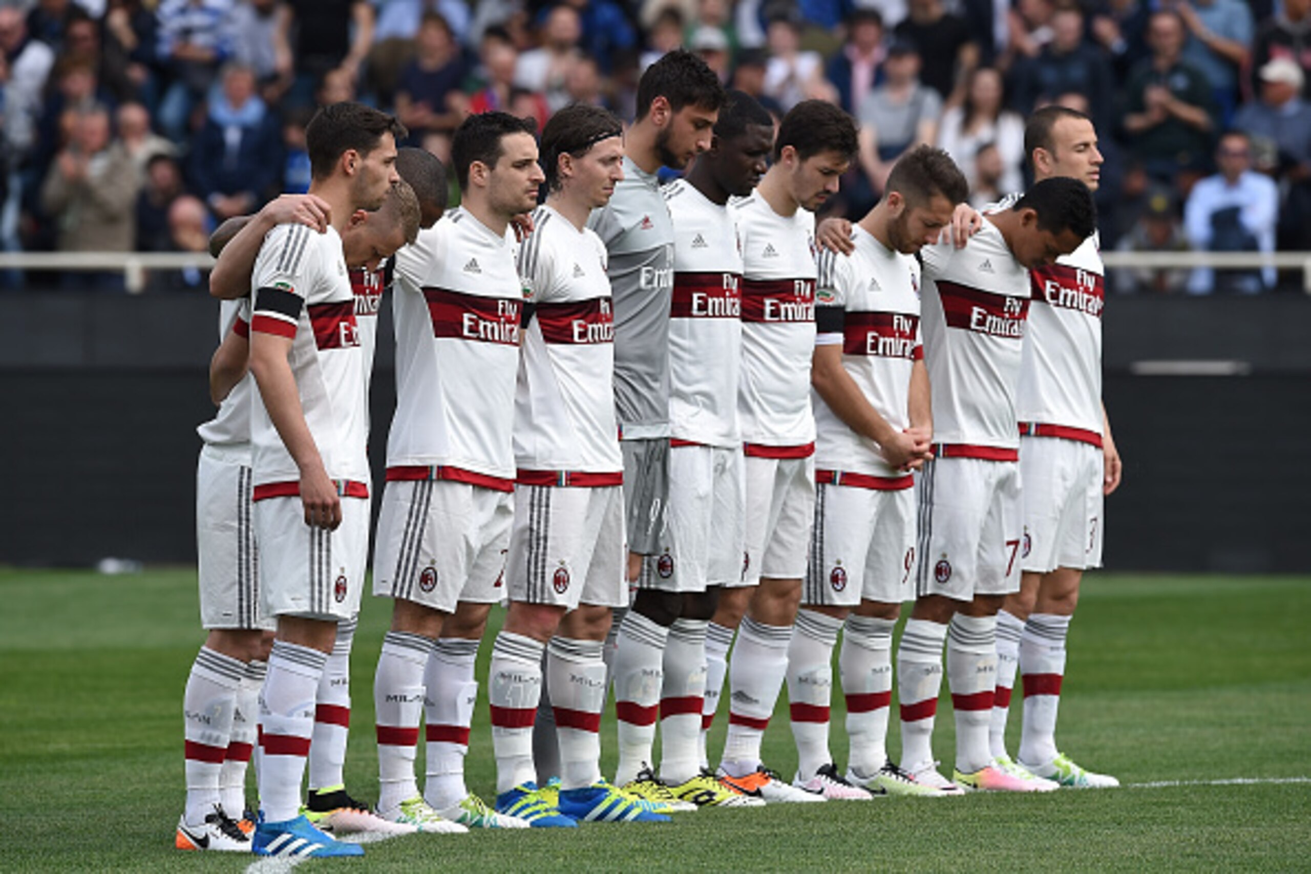 BERGAMO, ITALY - APRIL 03:  Players of AC Milan stand for a minutes silence for the death of Cesare Maldini during the Serie A match between Atalanta BC and AC Milan at Stadio Atleti Azzurri d'Italia on April 3, 2016 in Bergamo, Italy.  (Photo by Valerio 