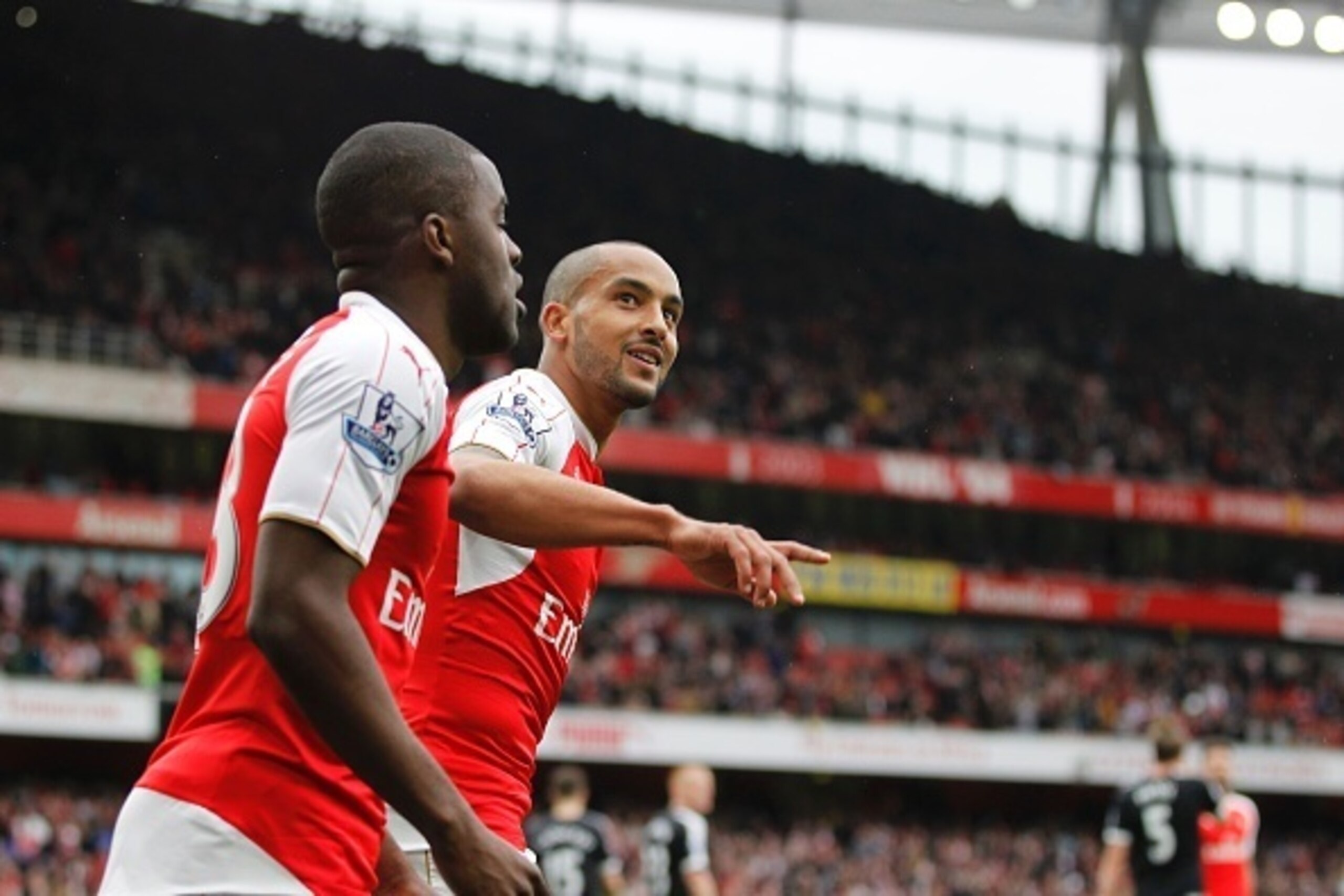 Arsenal's English midfielder Theo Walcott (C) celebrates after scoring during the English Premier League football match between Arsenal and Watford at the Emirates Stadium in London on April 2, 2016.  / AFP / Ian Kington / RESTRICTED TO EDITORIAL USE. No 