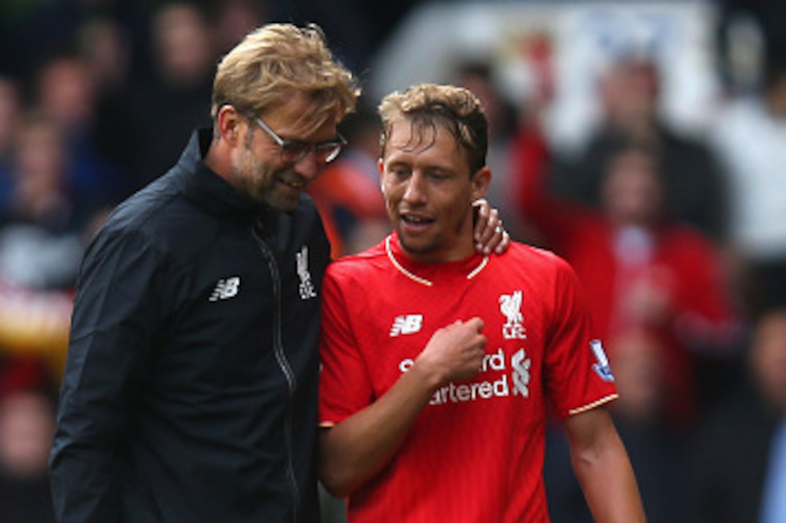 LONDON, ENGLAND - OCTOBER 17:  Jurgen Klopp, manager of Liverpool talks with Lucas Leiva after replacing him during the Barclays Premier League match between Tottenham Hotspur and Liverpool at White Hart Lane on October 17, 2015 in London, England.  (Phot