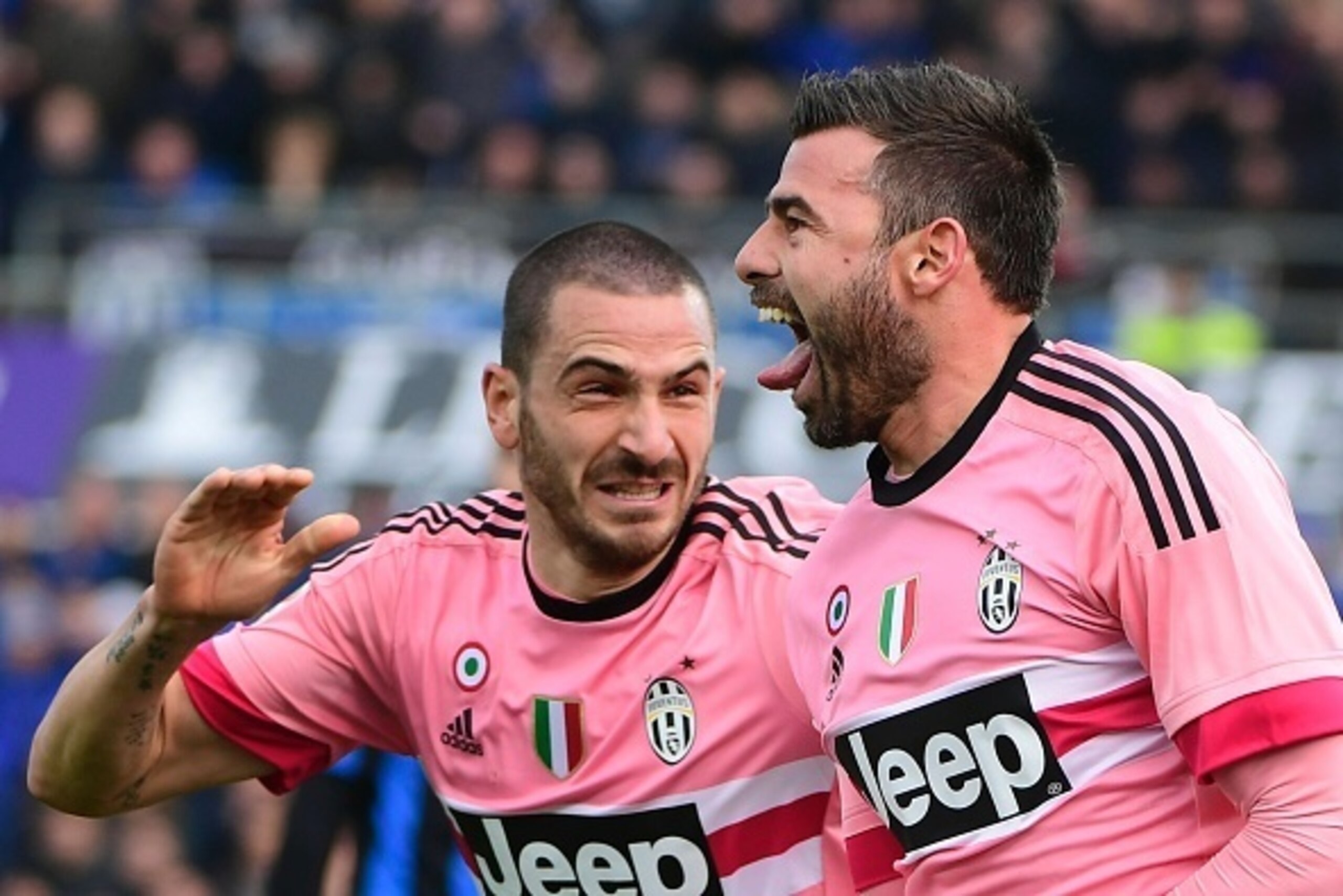 Juventus' Italian defender Andrea Barzagli (R) celebrates with Juventus' Italian defender Leonardo Bonucci after scoring a goal during the Italian Serie A football match between Atalanta and Juventus on March 6, 2016 at the Azzuri Stadium in Bergamo. / A Juventus' Italian defender Andrea Barzagli (R) celebrates with Juventus' Italian defender Leonardo Bonucci after scoring a goal during the Italian Serie A football match between Atalanta and Juventus on March 6, 2016 at the Azzuri Stadium in Bergamo. / A