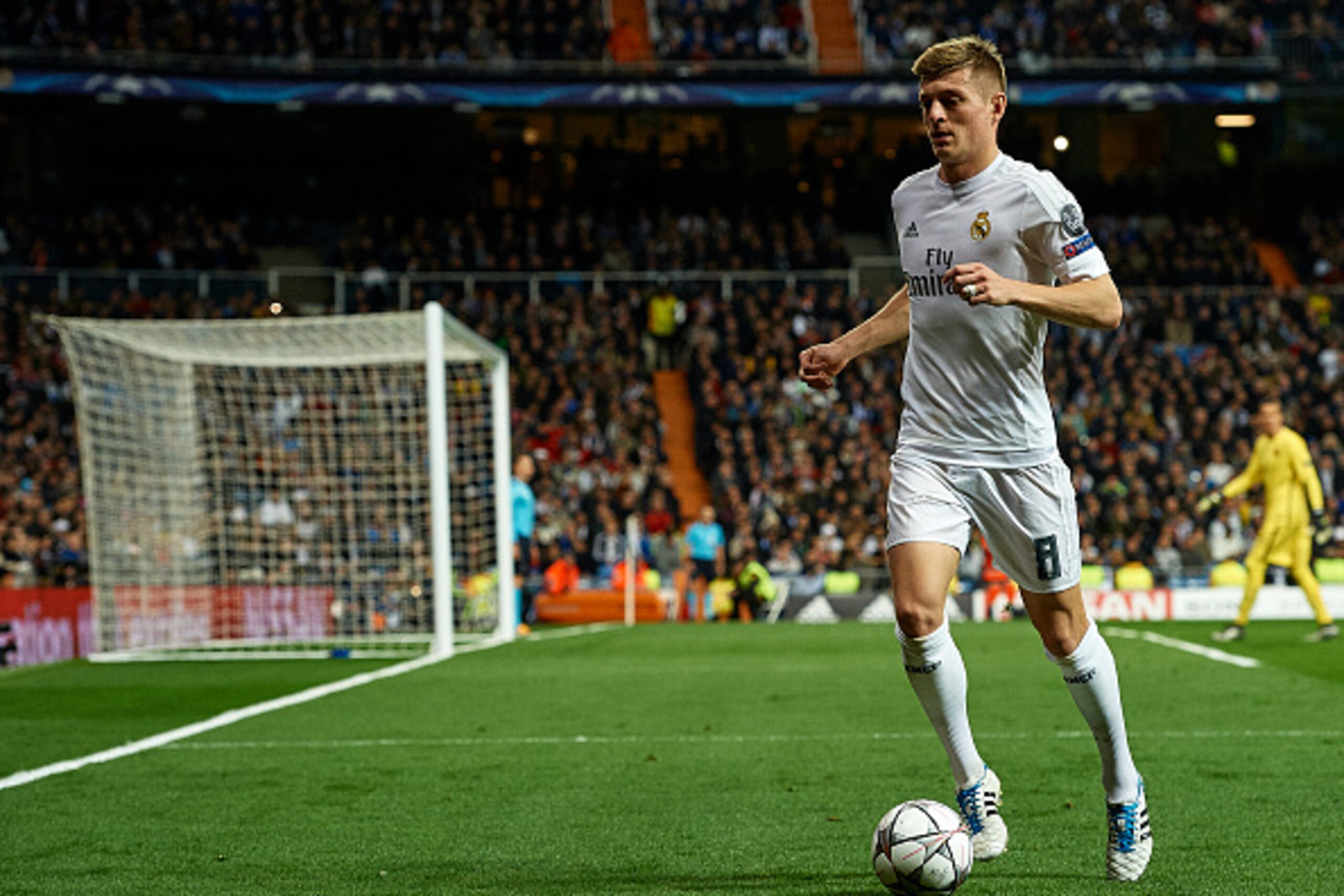 MADRID, SPAIN - MARCH 08: Toni Kroos of Real Madrid runs with the ball during the UEFA Champions League Round of 16 Second Leg match between Real Madrid CF and AS Roma at Estadio Santiago Bernabeu on March 8, 2016 in Madrid, Spain. (Photo by Manuel Quei MADRID, SPAIN - MARCH 08: Toni Kroos of Real Madrid runs with the ball during the UEFA Champions League Round of 16 Second Leg match between Real Madrid CF and AS Roma at Estadio Santiago Bernabeu on March 8, 2016 in Madrid, Spain. (Photo by Manuel Quei