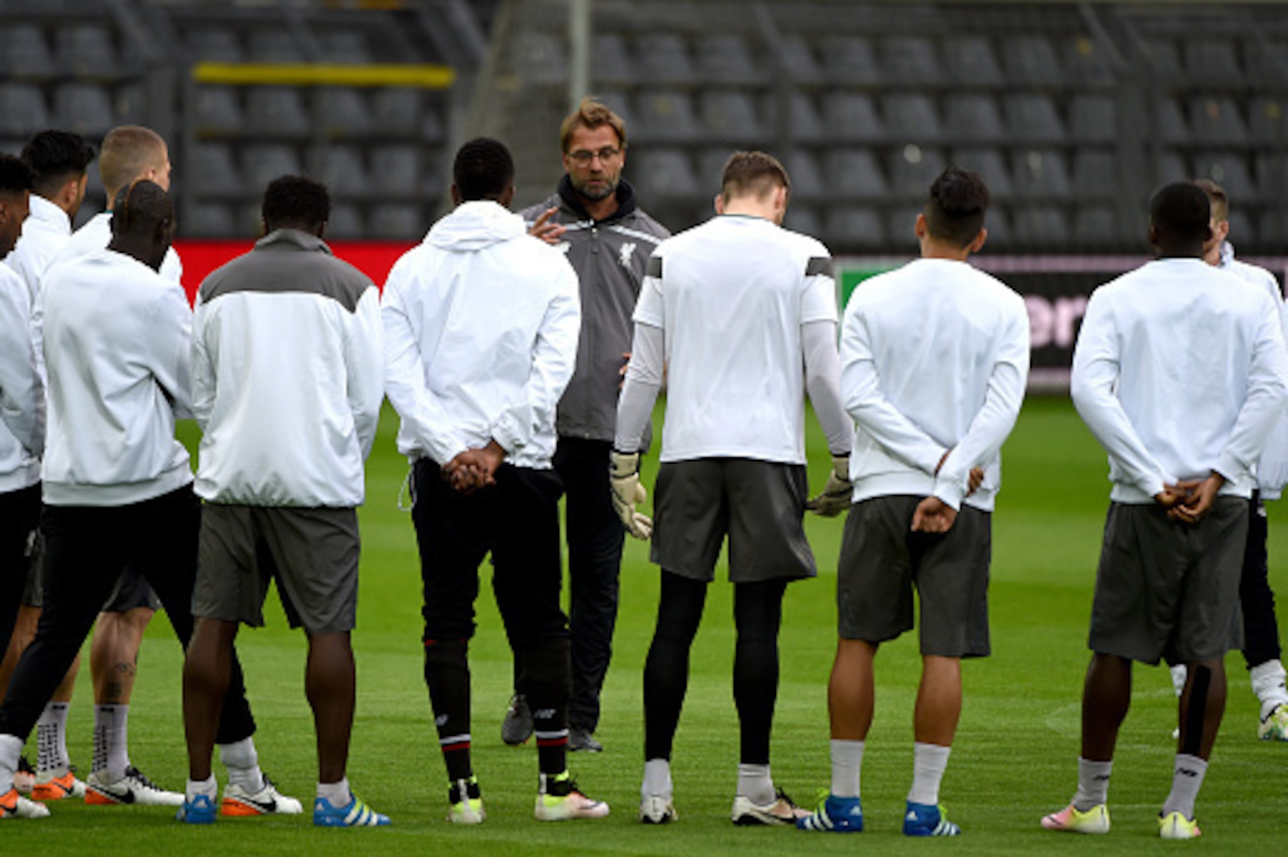 Liverpool´s head coach Juergen Klopp takes part at a training session n the eve of the UEFA Europe League quarter-final, first-leg football match Borussia Dortmund vs FC Liverpool in Brackel near Dortmund, western Germany on April 6, 2016. / AFP / PATRIK 