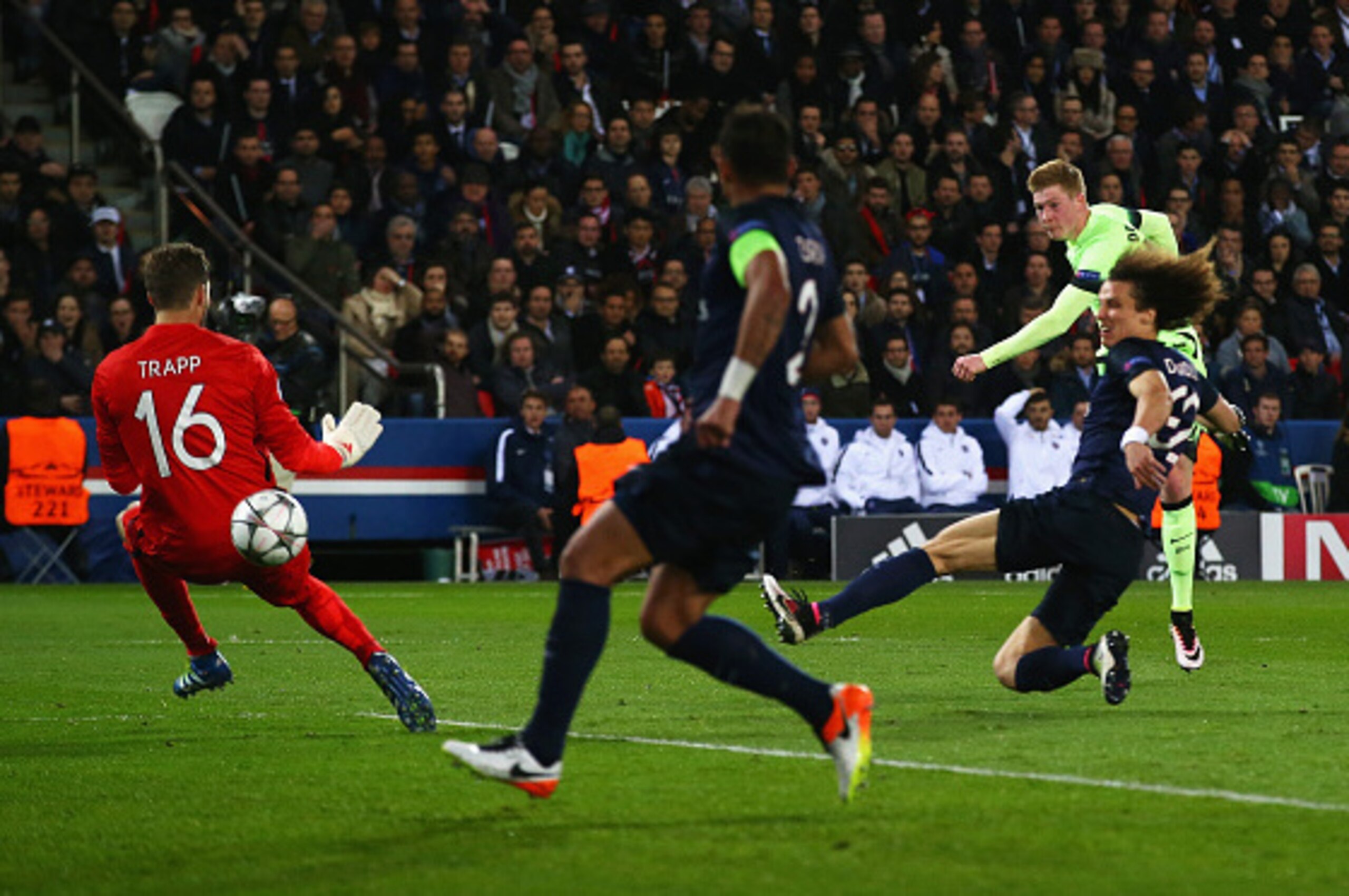 PARIS, FRANCE - APRIL 06: Kevin de Bruyne (1st R) of Manchester City scores his team's first goal during the UEFA Champions League Quarter Final First Leg match between Paris Saint-Germain and Manchester City at Parc des Princes on April 6, 2016 in Paris,