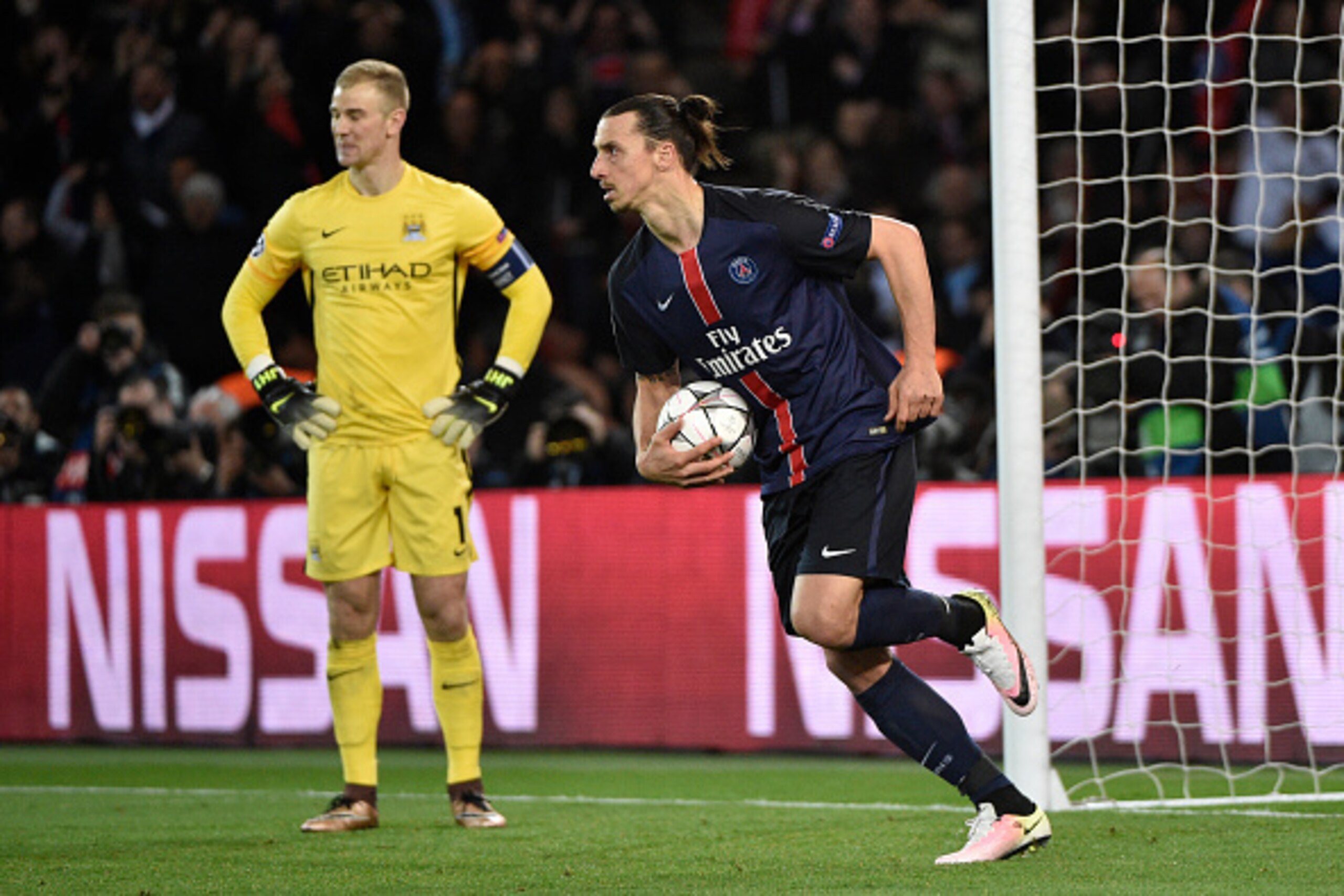 Paris Saint-Germain's Swedish forward Zlatan Ibrahimovic (R) reacts after scoring a goal during the UEFA Champions League quarter final football match between Paris Saint Germain (PSG) and Manchester City on April 6, 2016 at the Parc des Princes stadium i