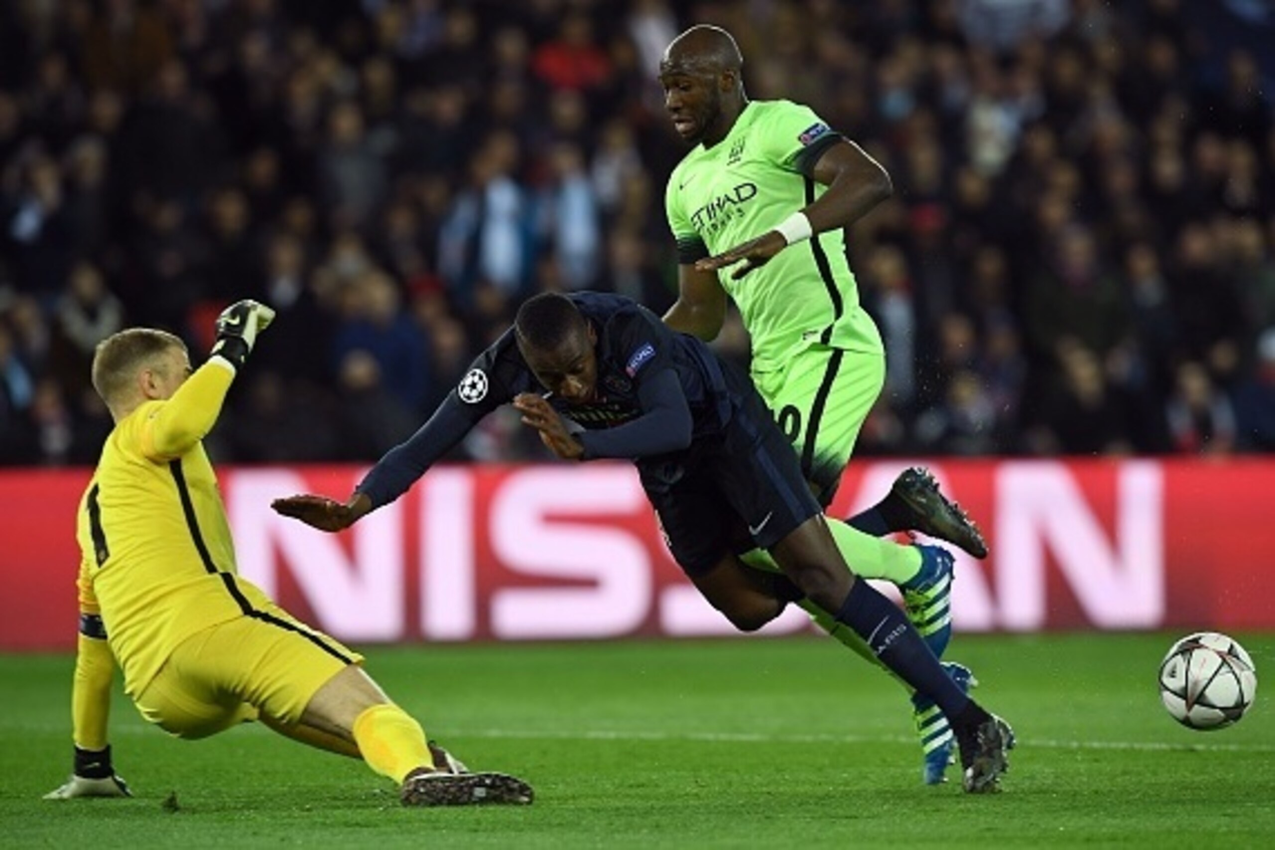 Paris Saint-Germain's French midfielder Blaise Matuidi (C) vies with Manchester City's French defender Eliaquim Mangala (R) and Manchester City's English goalkeeper Joe Hart (L) during the UEFA Champions League quarter final football match between Paris S