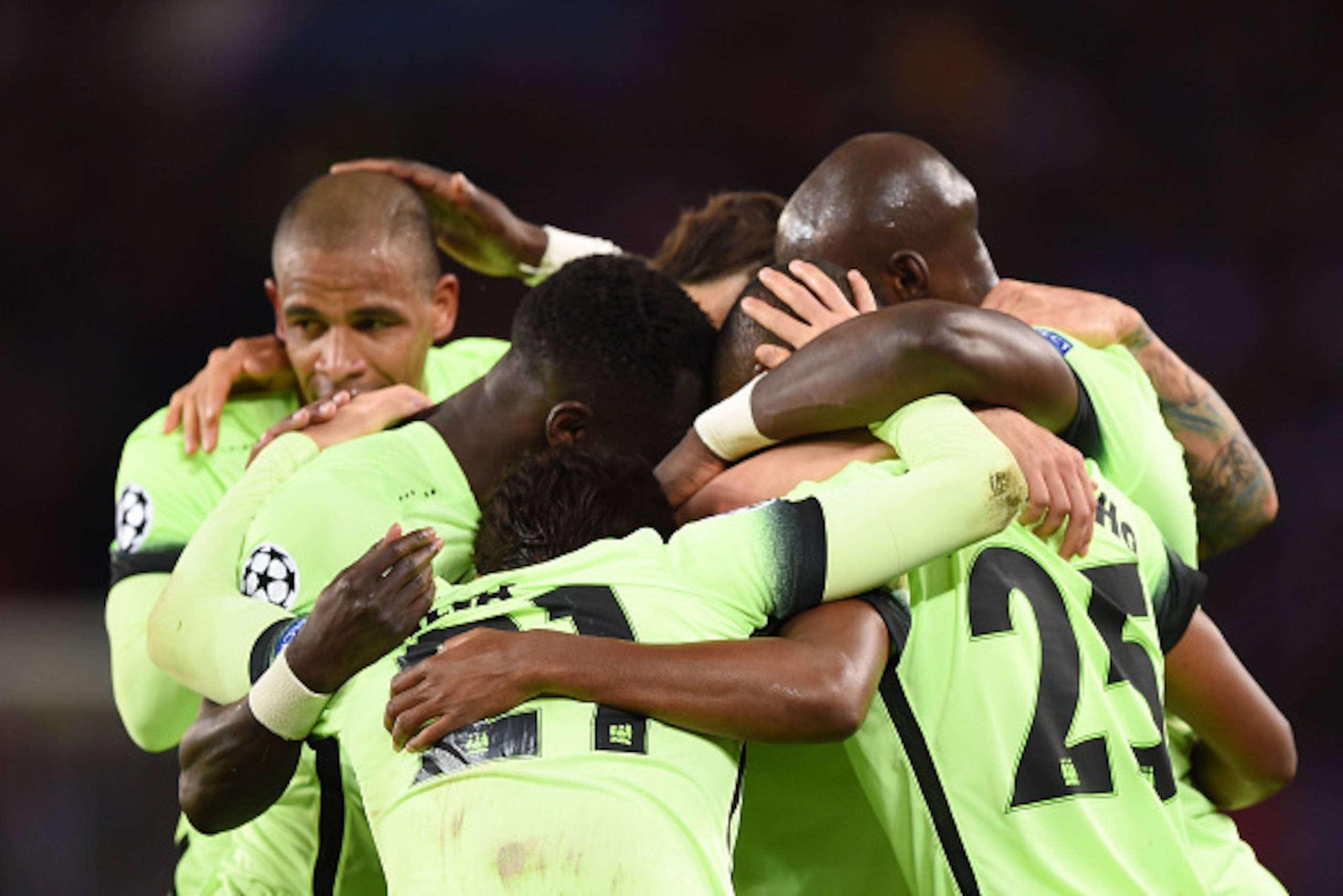 PARIS, FRANCE - APRIL 06: Fernandinho (2nd R) of Manchester City celebrates scoring his team's second goal with his team mates during the UEFA Champions League Quarter Final First Leg match between Paris Saint-Germain and Manchester City at Parc des Princ