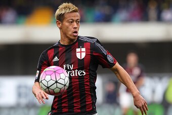 VERONA, ITALY - MARCH 13:  Keisuke Honda of AC Milan in action during the Serie A match between AC Chievo Verona and AC Milan at Stadio Marc'Antonio Bentegodi on March 13, 2016 in Verona, Italy.  (Photo by Marco Luzzani/Getty Images)