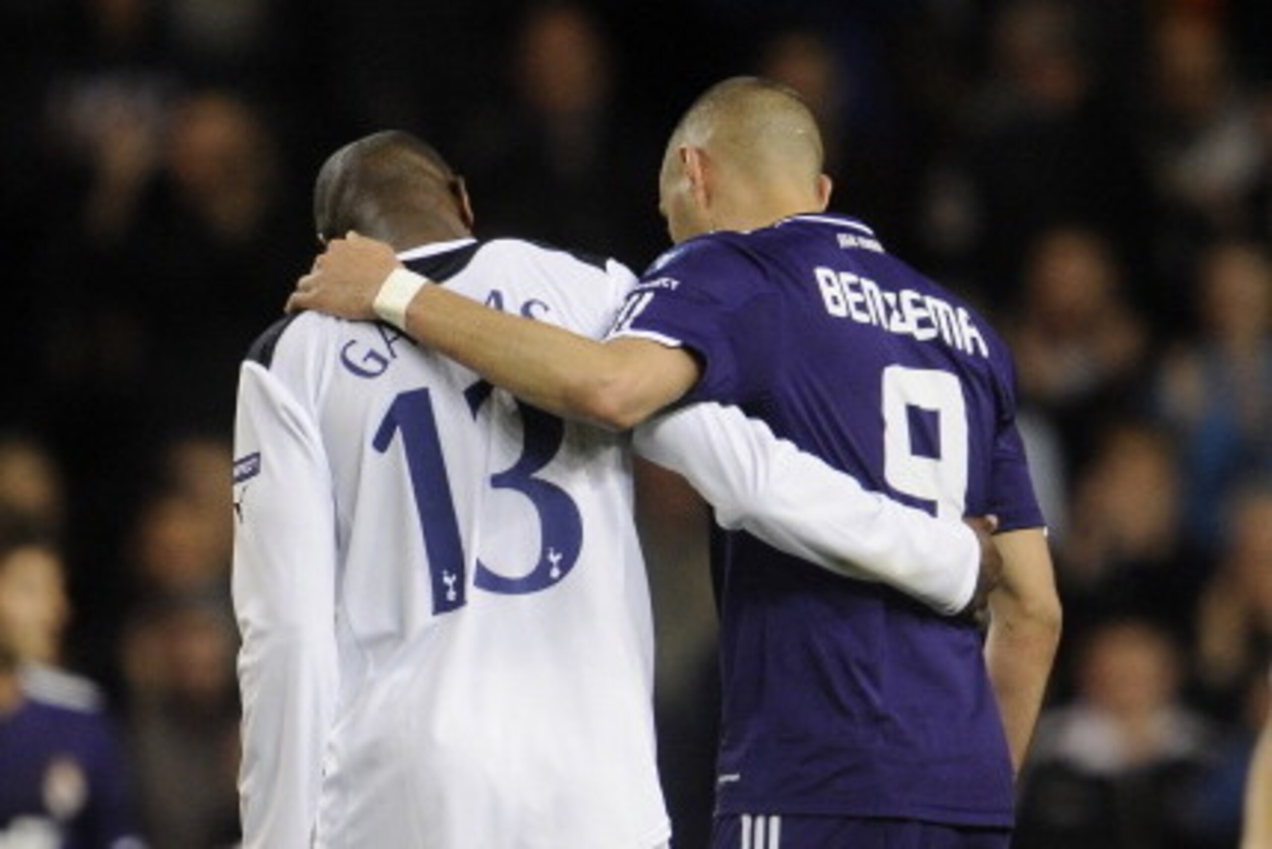 Tottenham Hotspur's French player William Gallas (L) and Real Madrid's French player Karim Benzema embrace at the final whistle during a UEFA Champions League Quarter Final, 2nd leg football match at White Hart Lane, London on April 13, 2011.  AFP PHOTO /
