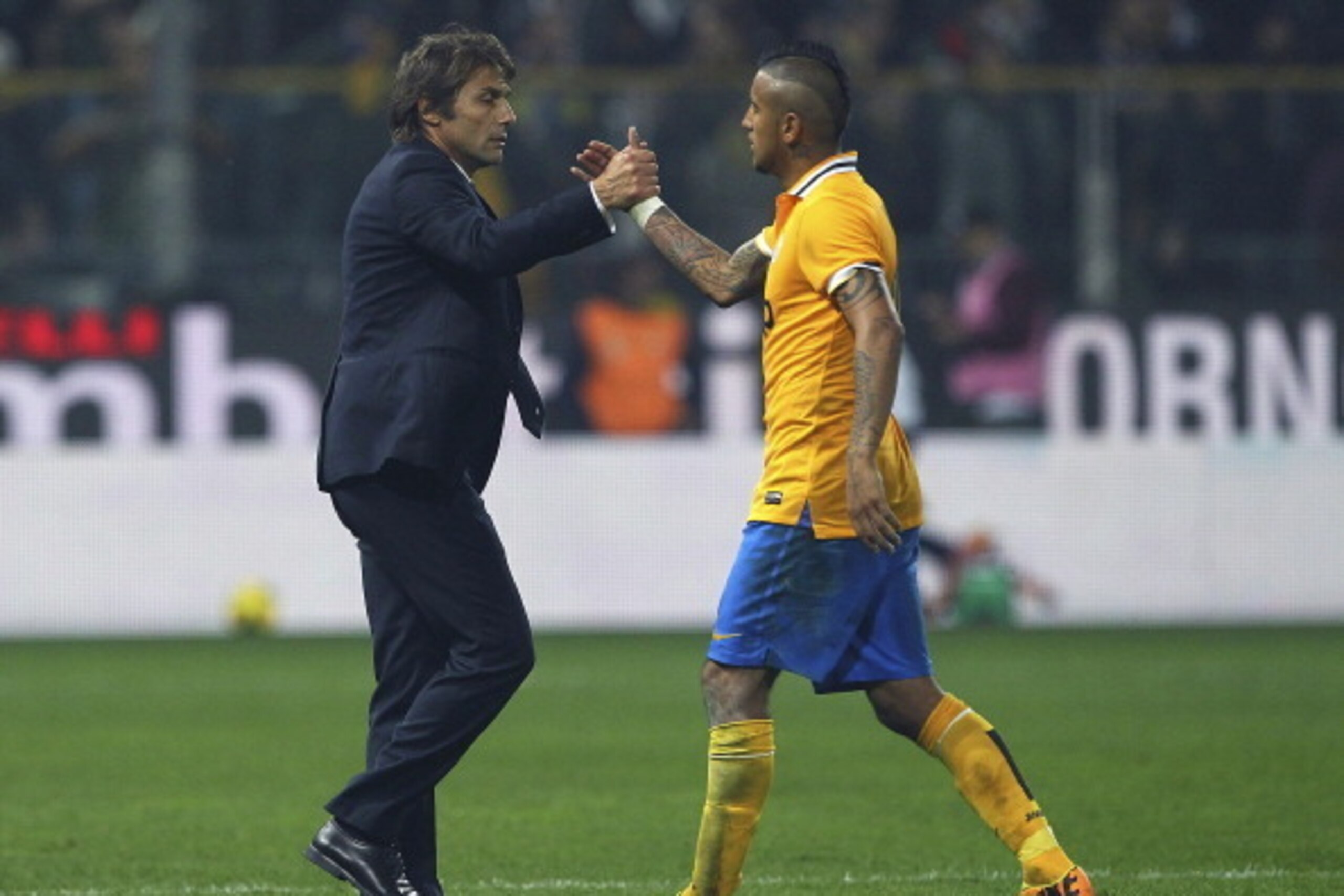 PARMA, ITALY - NOVEMBER 02:  Juventus FC manager Antonio Conte shakes hands with Arturo Vidal of Juventus at the end of the Serie A match between Parma FC and Juventus at Stadio Ennio Tardini on November 2, 2013 in Parma, Italy.  (Photo by Marco Luzzani/G
