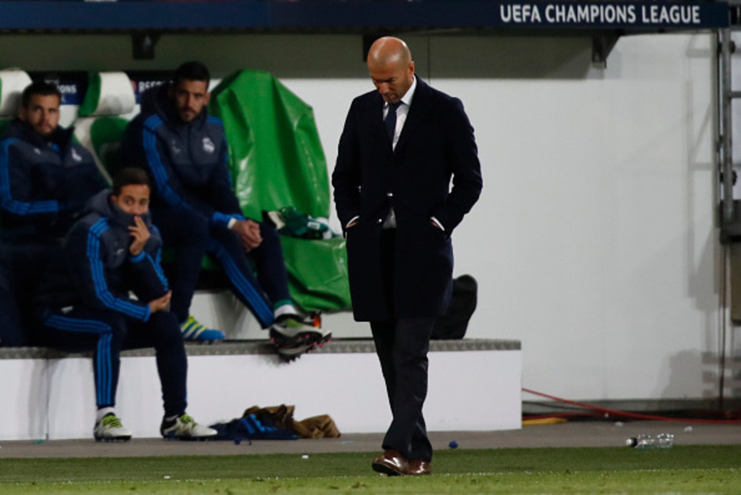 Real Madrid's French coach Zinedine Zidane walks along the sidelines during the UEFA Champions League quarter-final, first-leg football match between VfL Wolfsburg and Real Madrid on April 6, 2016 in Wolfsburg, northern Germany.  / AFP / ODD ANDERSEN     