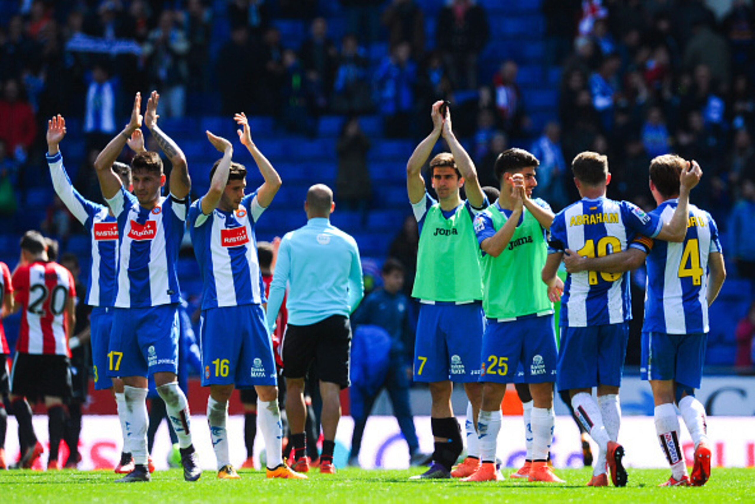 BARCELONA, SPAIN - MARCH 20:  RCD Espanyol players celebrate at the end of the La Liga match between Real CD Espanyol and Athletic Club de Bilbao at Cornella-El Prat Stadium on March 20, 2016 in Barcelona, Spain.  (Photo by David Ramos/Getty Images)