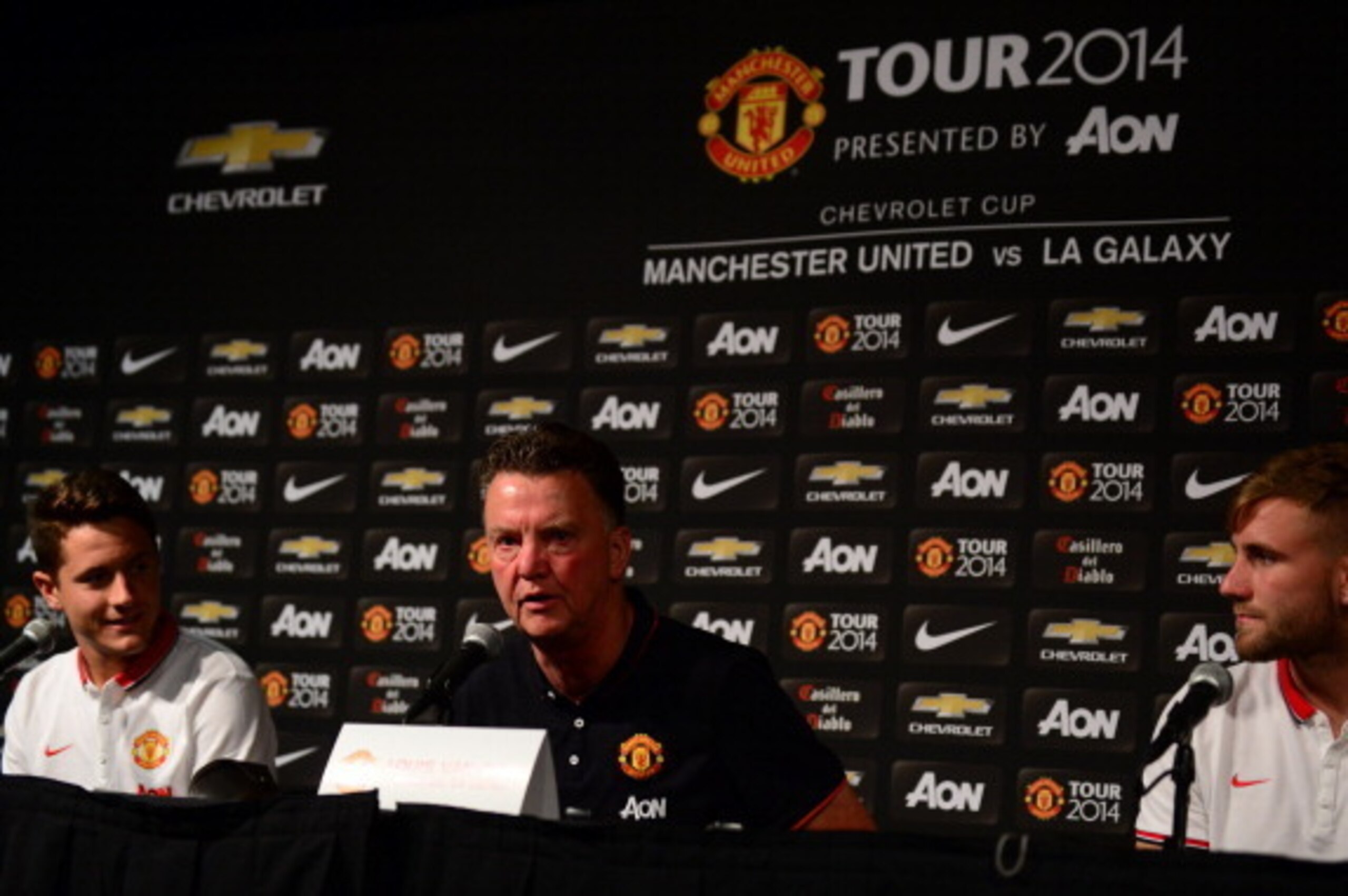 Manchester United's new coach Louis Van Gaal (C) was introduced with two new signings, Ander Herrera (L) and Luke Shaw (R) during a press conference ahead of a training session at the Rose Bowl, in Pasadena, California, on July 22, 2014 where the English 