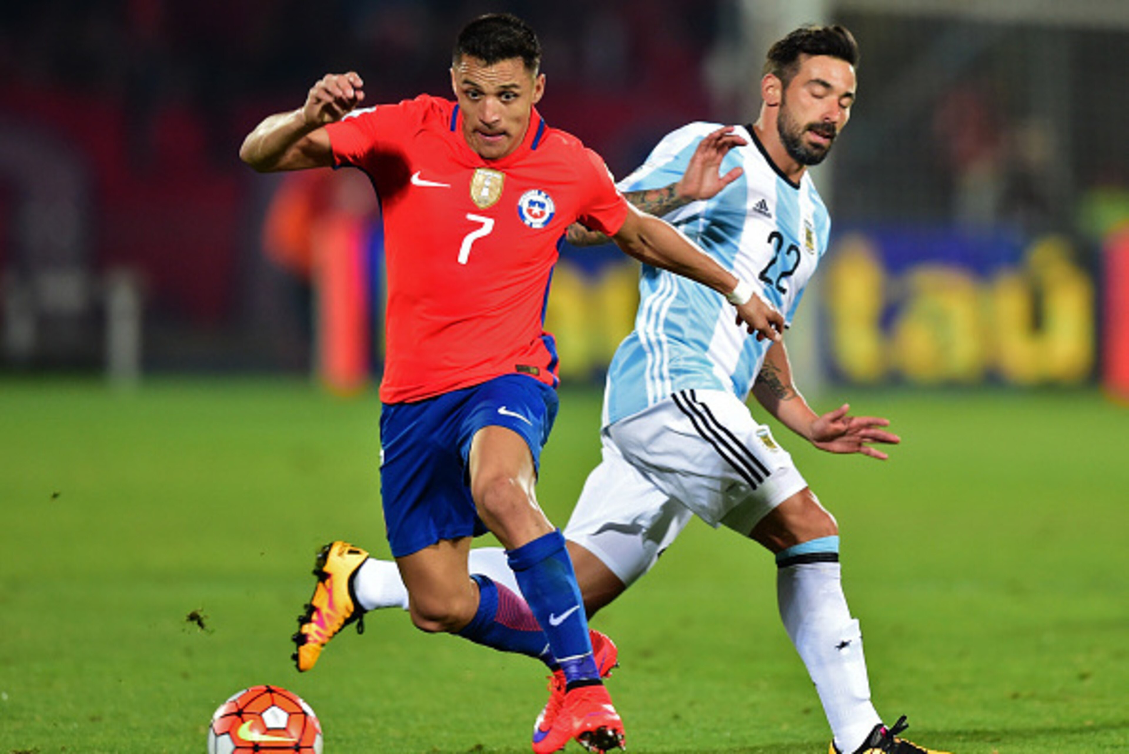 Chile's Alexis Sanchez (L) and Argentina's Ezequiel Lavezzi vie for the ball during their Russia 2018 FIFA World Cup South American Qualifiers' football match, in Santiago on March 24, 2016.   AFP PHOTO / MARTIN BERNETTI / AFP / MARTIN BERNETTI        (Ph