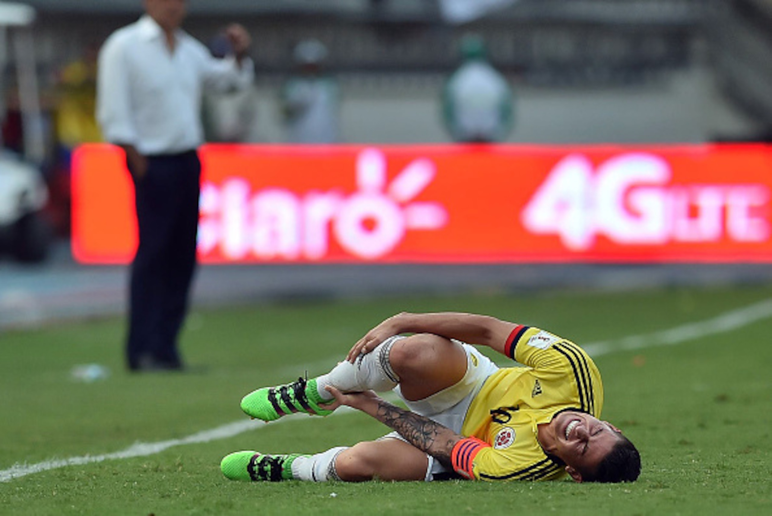 Colombia's James Rodriguez gestures on the ground during the Russia 2018 FIFA World Cup South American Qualifiers' football match against Ecuador, in Barranquilla, Colombia, on March 29, 2016.   AFP PHOTO / RAUL ARBOLEDA / AFP / RAUL ARBOLEDA        (Phot