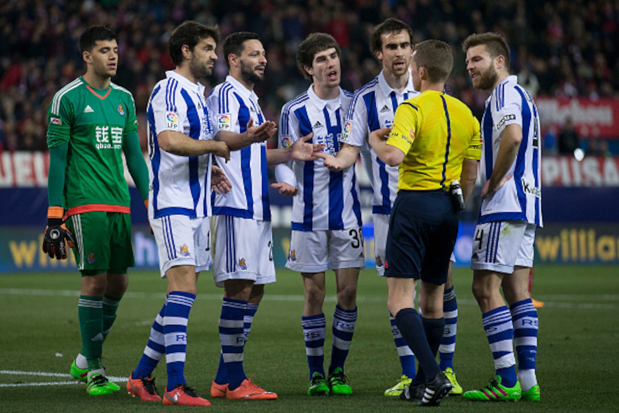 MADRID, SPAIN - MARCH 01: Real Sociedad players protest to referee  Hernandez Hernandez during the La Liga match between Club Atletico de Madrid and Real Sociedad de Futbol at Vicente Calderon Stadium on March 1, 2016 in Madrid, Spain.  (Photo by Gonzalo 