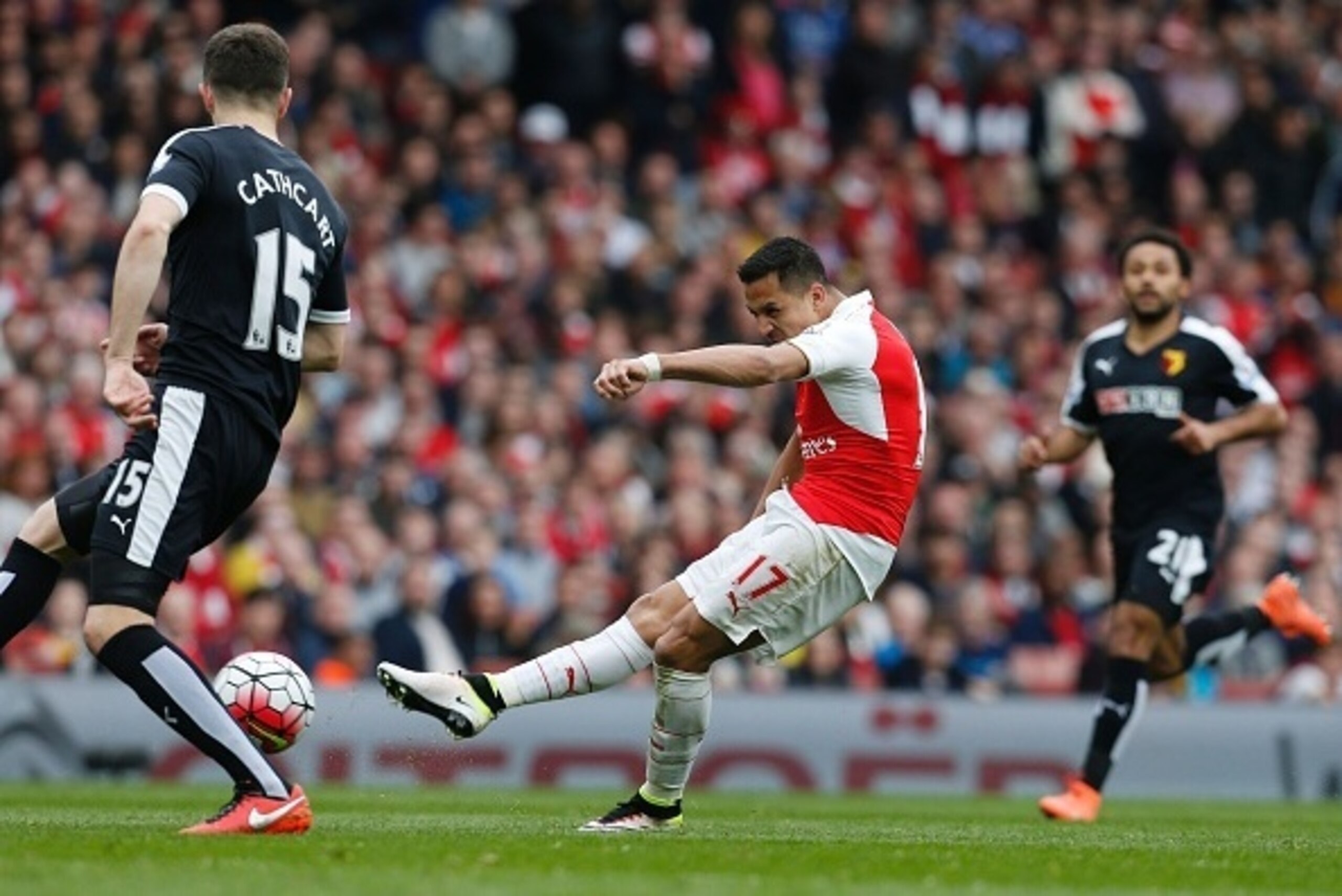 Arsenal's Chilean striker Alexis Sanchez (C) has a shot on goal during the English Premier League football match between Arsenal and Watford at the Emirates Stadium in London on April 2, 2016.  / AFP / Ian Kington / RESTRICTED TO EDITORIAL USE. No use wit