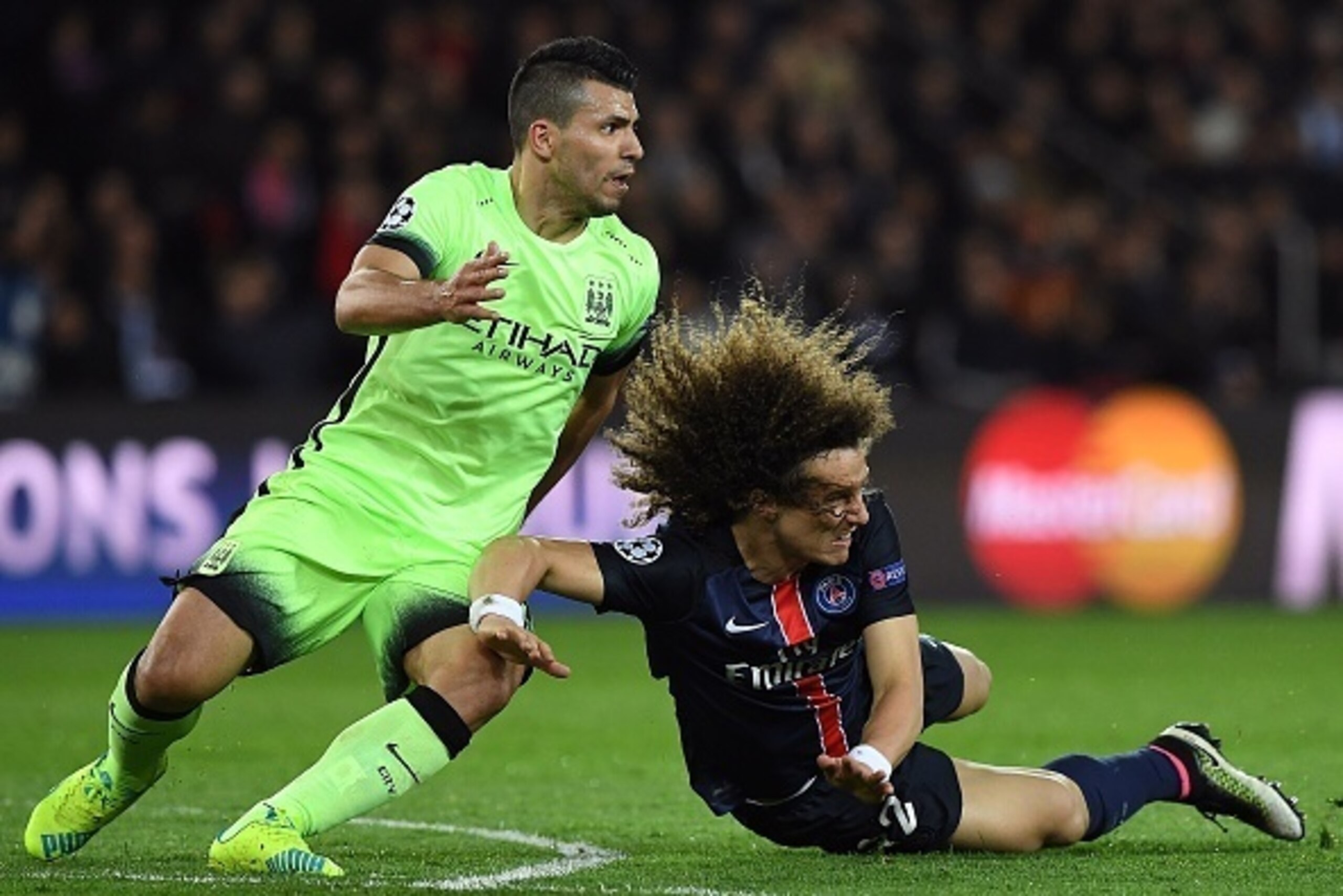 Manchester City's Argentinian forward Sergio Aguero (L) vies with Paris Saint-Germain's Brazilian defender David Luiz during the UEFA Champions League quarter final football match between Paris Saint Germain (PSG) and Manchester City on April 6, 2016 at t