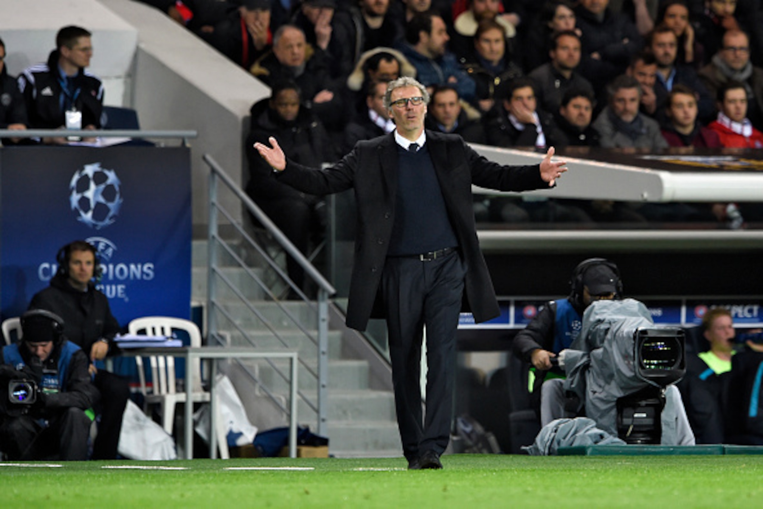 Paris Saint-Germain's French coach Laurent Blanc reacts during the UEFA Champions League quarter final football match between Paris Saint Germain (PSG) and Manchester City on April 6, 2016 at the Parc des Princes stadium in Paris.  AFP PHOTO / MIGUEL MEDI