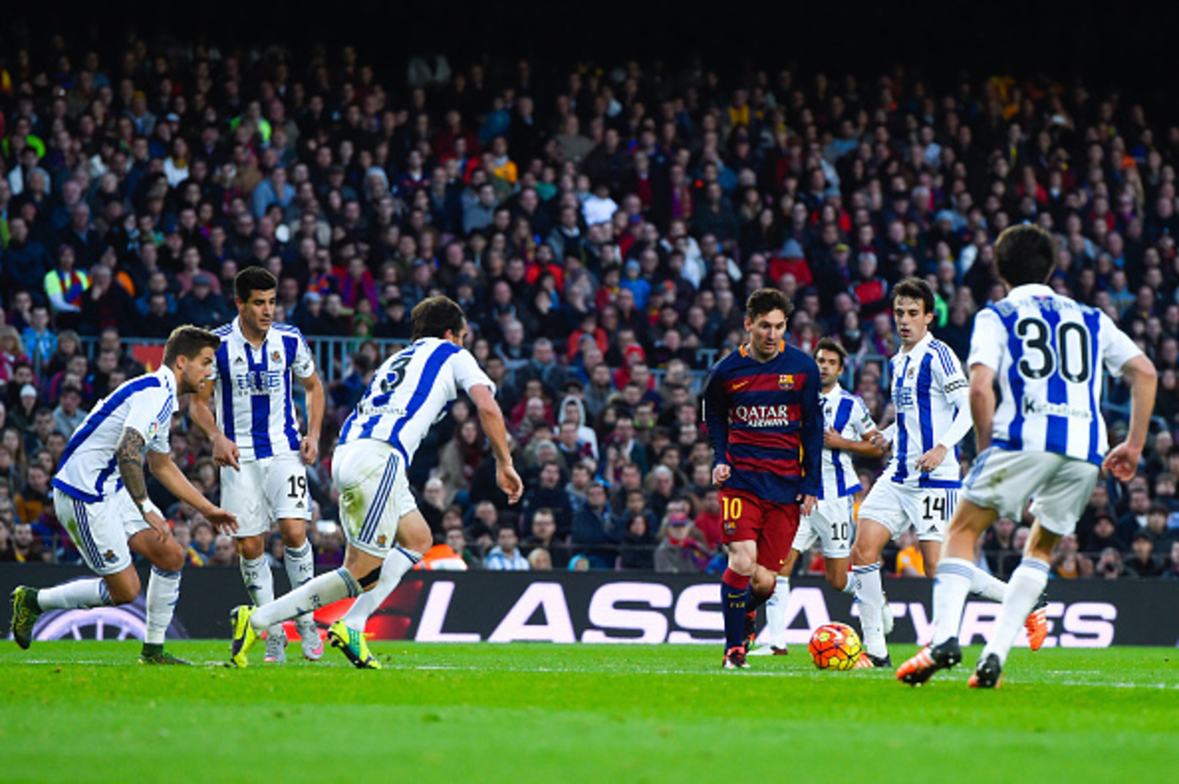 BARCELONA, SPAIN - NOVEMBER 28:  Lionel Messi of FC Barcelona competes for the ball with Real Sociedad de Futbol players during the La Liga match between FC Barcelona and Real Sociedad de Futbol at Camp Nou on November 28, 2015 in Barcelona, Spain.  (Phot