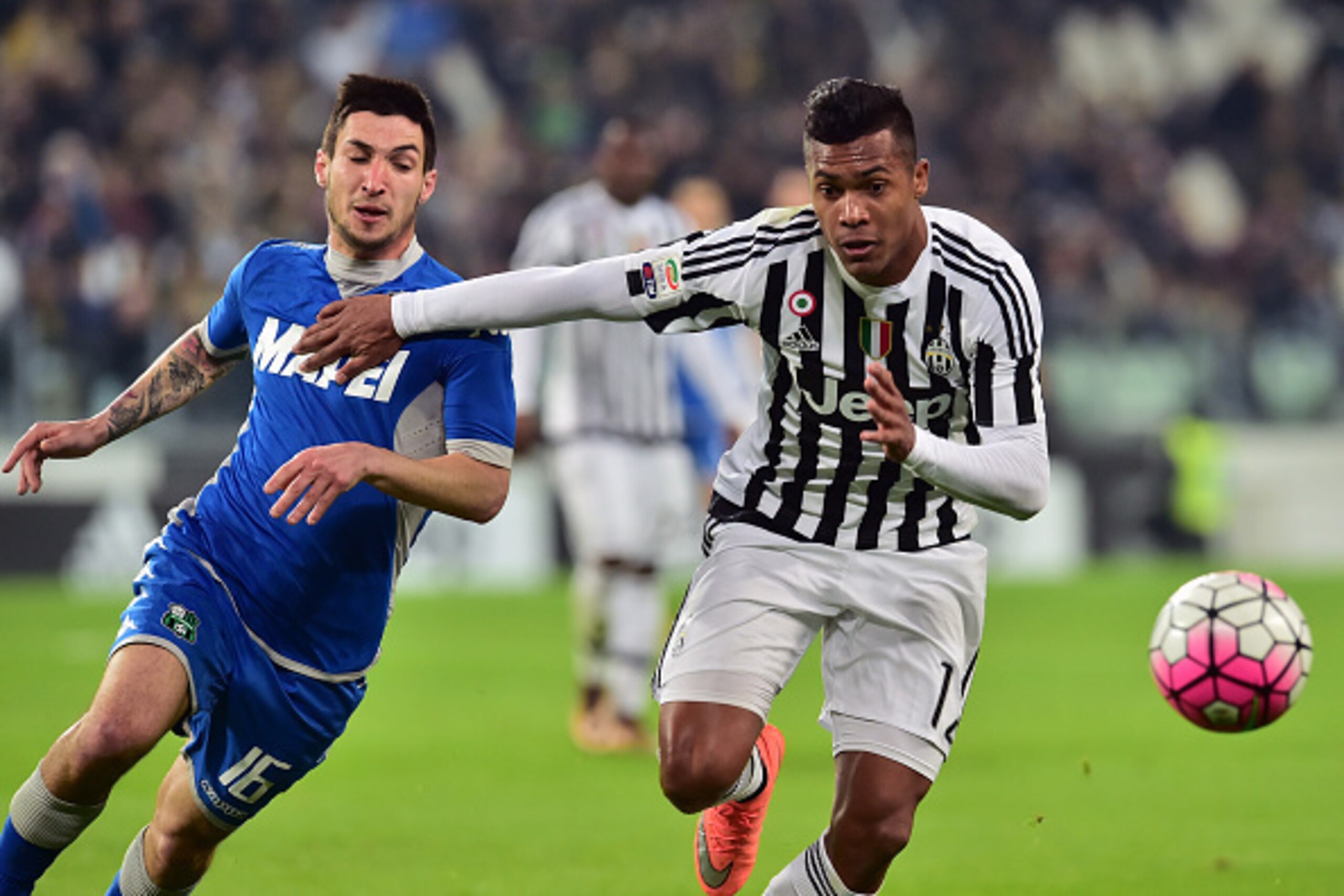 Italian Sassuolo's midfielder  Matteo Politano (L) vies for the ball with Juventus' Brazilian defender Alex Sandro during the Italian Serie A football match betwenn Juventus and Sassuolo on March 11, 2016 at he Juventus Stadium in Turin. 

 / AFP / GIUSEP