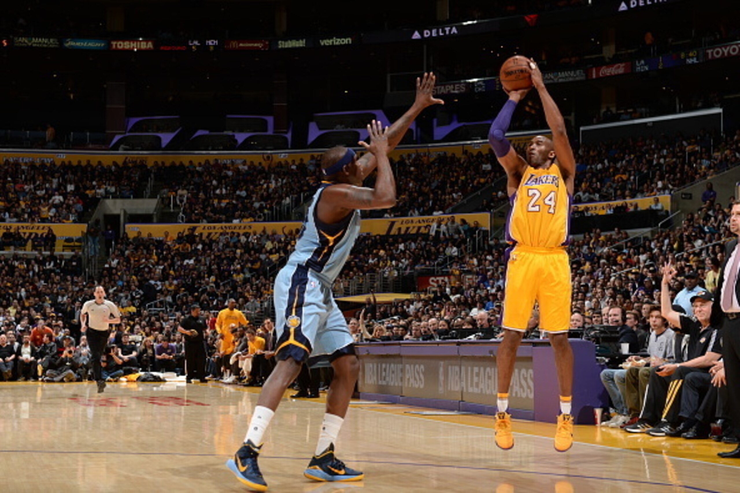 LOS ANGELES, CA - MARCH 22: Kobe Bryant #24 of the Los Angeles Lakers shoots against the Memphis Grizzlies on March 22, 2016 at STAPLES Center in Los Angeles, California. NOTE TO USER: User expressly acknowledges and agrees that, by downloading and/or us LOS ANGELES, CA - MARCH 22: Kobe Bryant #24 of the Los Angeles Lakers shoots against the Memphis Grizzlies on March 22, 2016 at STAPLES Center in Los Angeles, California. NOTE TO USER: User expressly acknowledges and agrees that, by downloading and/or us