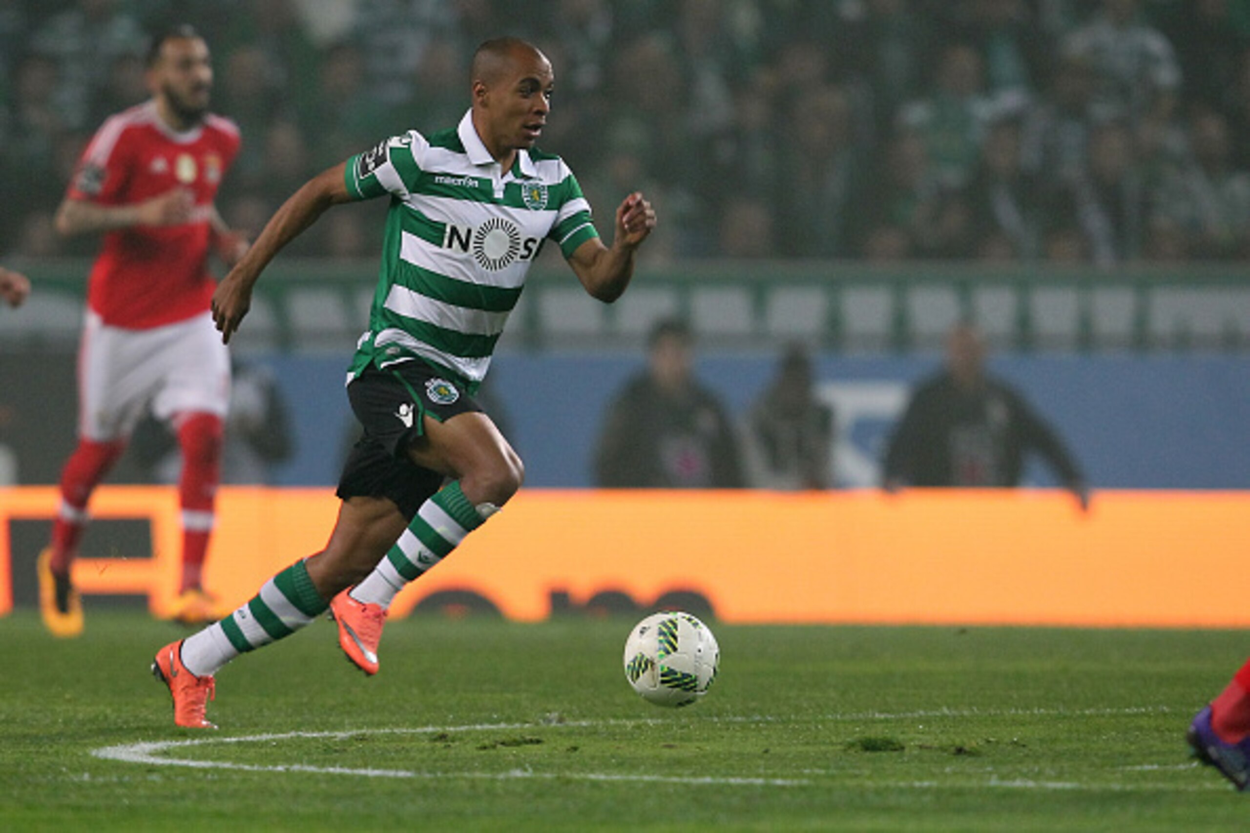 LISBON, PORTUGAL - MARCH 05: Sporting's midfielder Joao Mario during the match between Sporting CP and SL Benfica for the Portuguese Primeira Liga at Jose Alvalade Stadium on March 05, 2016 in Lisbon, Portugal.  (Photo by Carlos Rodrigues/Getty Images)
